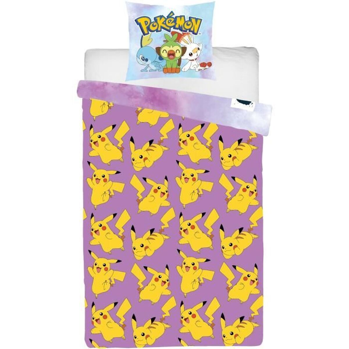 Bettwäsche-Set mit Pikachu-Muster auf lila Hintergrund, Pokemon-Logo-Kissen und andere Pokemon-Charaktere.