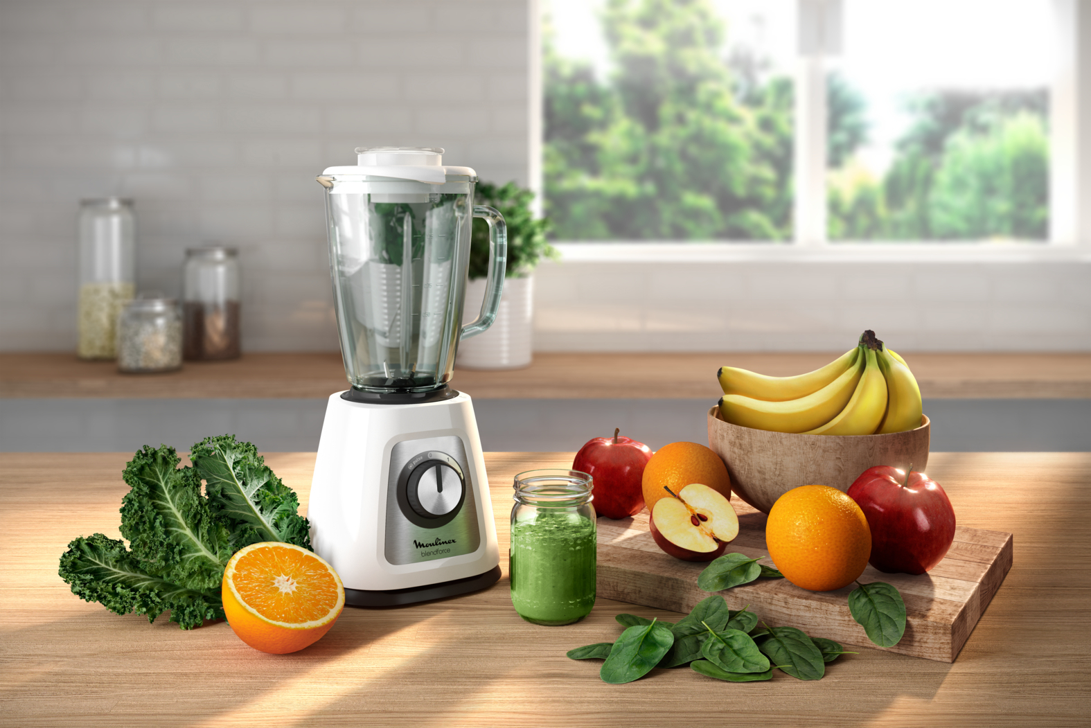 Un frullatore si trova vicino a frutta come arance, mele e banane su una superficie di legno. È presente anche un barattolo di frullato verde.