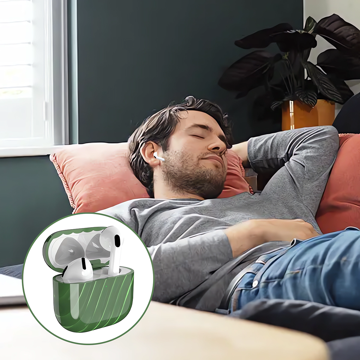 Ein Mann mit Ohrhörern ruht sich auf einem Sofa aus. Ein Etui mit Ohrhörern befindet sich im Vordergrund. Der Hintergrund umfasst eine Pflanze und ein Fenster.