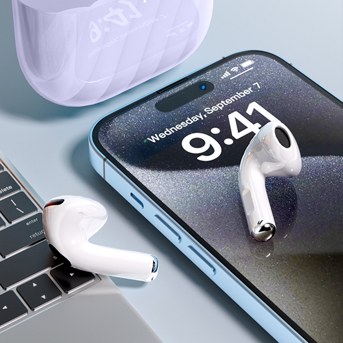 Weiße Ohrhörer neben einem Telefon mit der Anzeige 9:41. Eine Laptop-Tastatur und ein lilafarbenes Etui sind ebenfalls sichtbar.