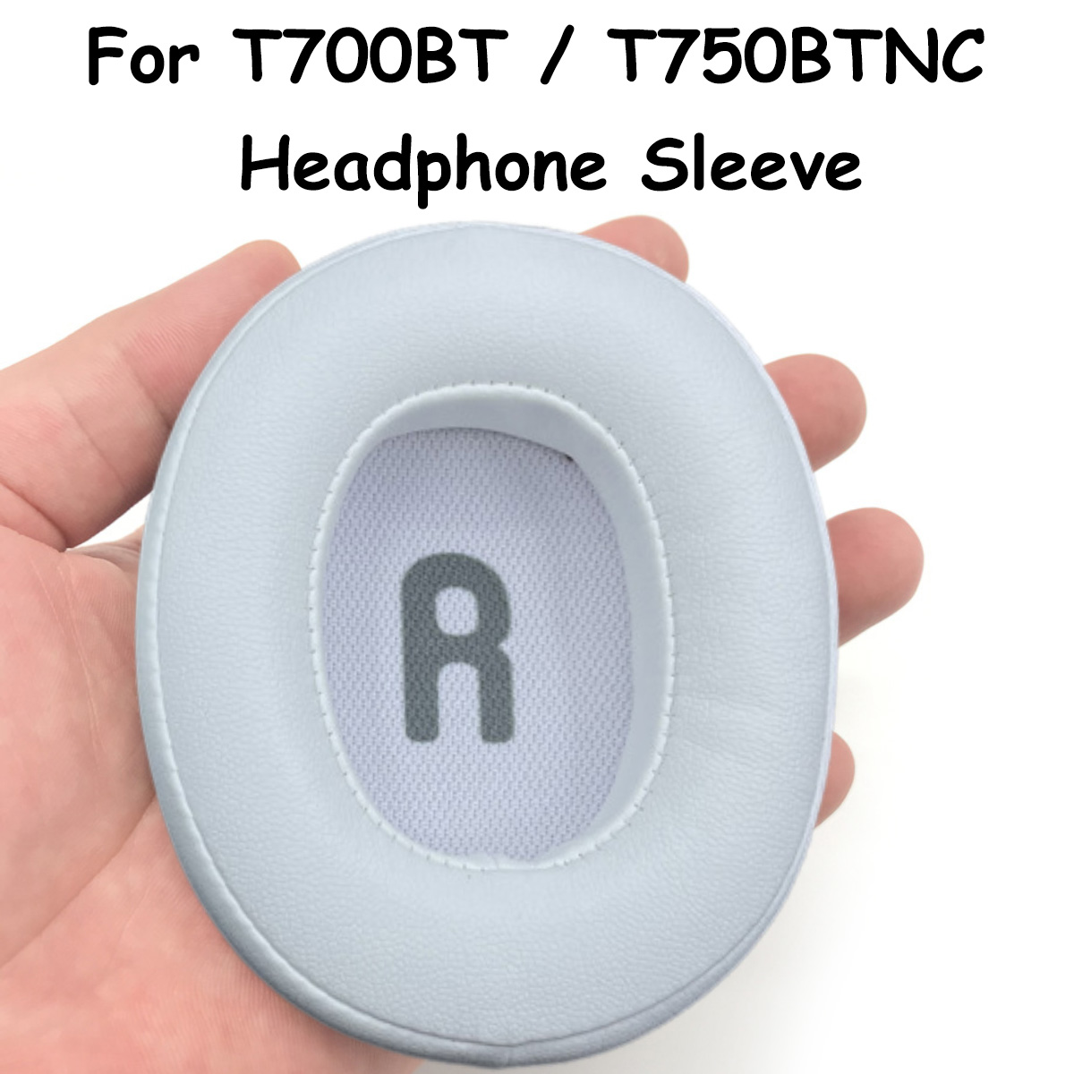 Ein hellgraues Kopfhörerkissen mit einem grauen 'R' wird in der Hand gehalten. Oben steht 'For T700BT / T750BTNC Headphone Sleeve'.