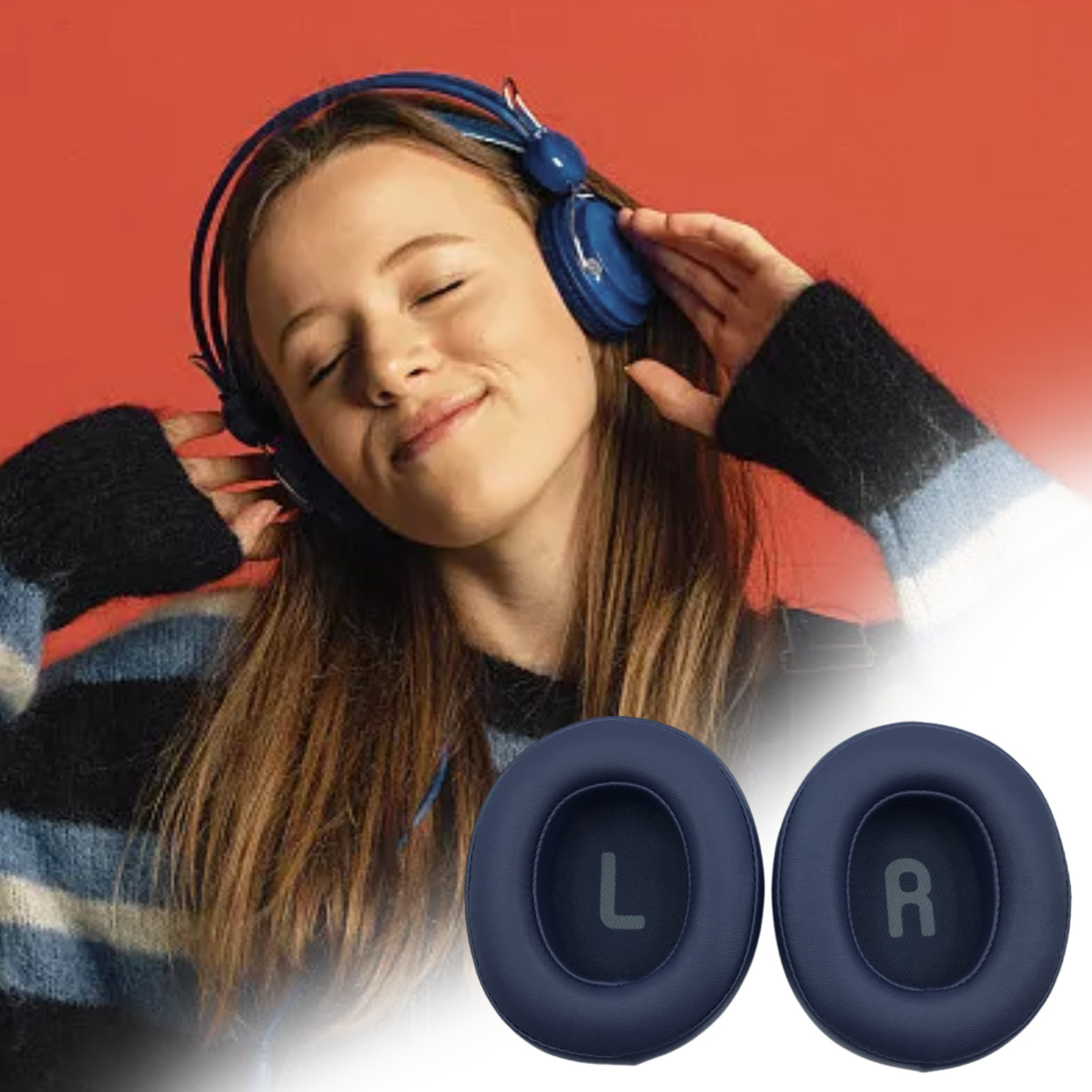 Ein Mädchen mit Kopfhörern hört Musik. Blaue Kopfhörer und Ohrpolster sind sichtbar. Der Hintergrund ist rot.