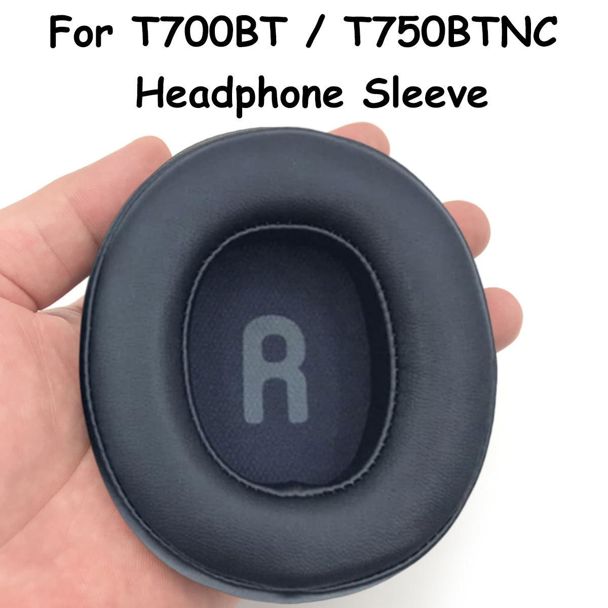 Dunkelblaues Kopfhörerkissen in einer Hand. Es hat ein großes graues 'R' innen. Text oben lautet 'Kopfhörerhülle'.
