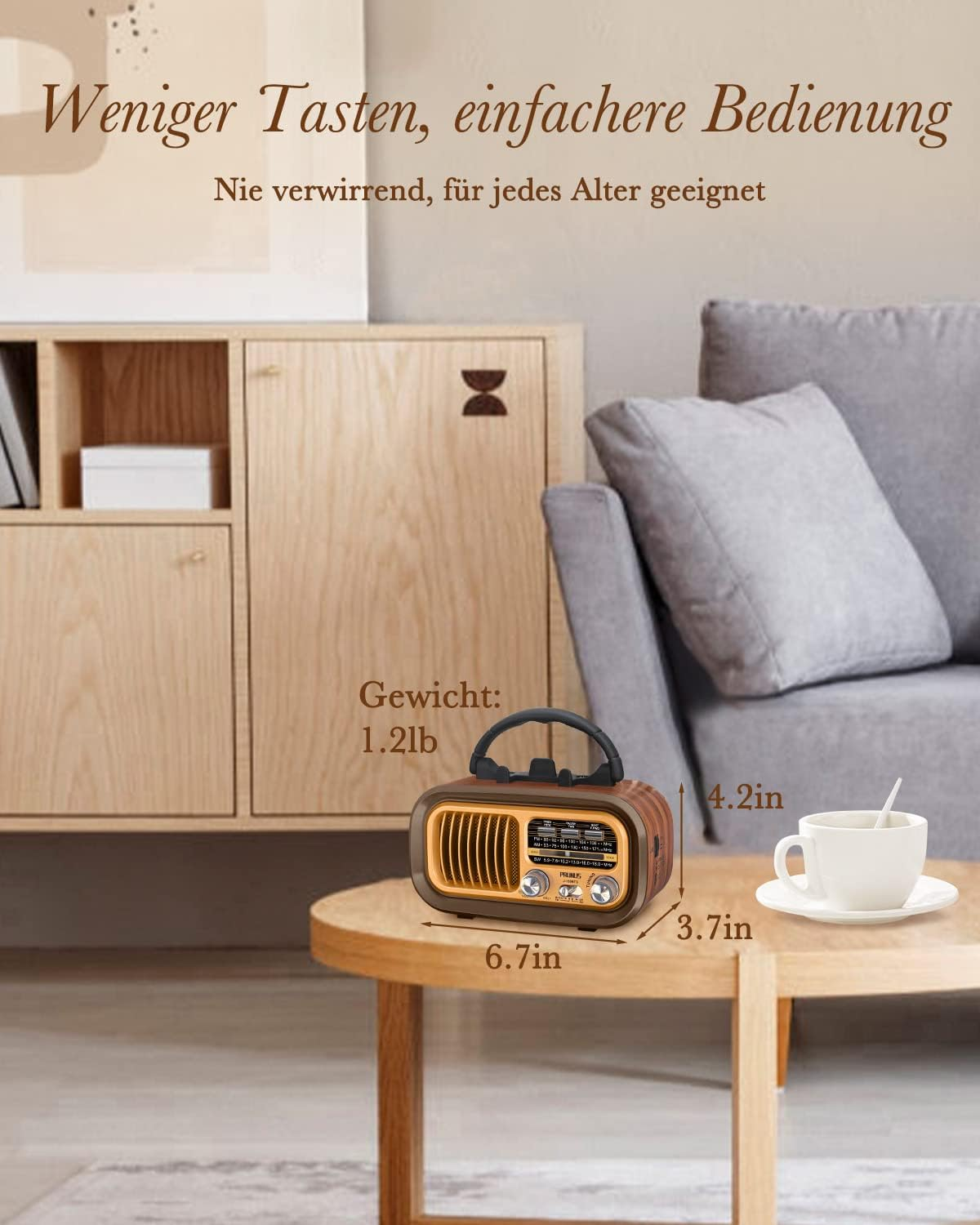 Radio w stylu vintage stoi na drewnianym stole z filiżanką kawy. Drewniana szafka i szara sofa w tle.