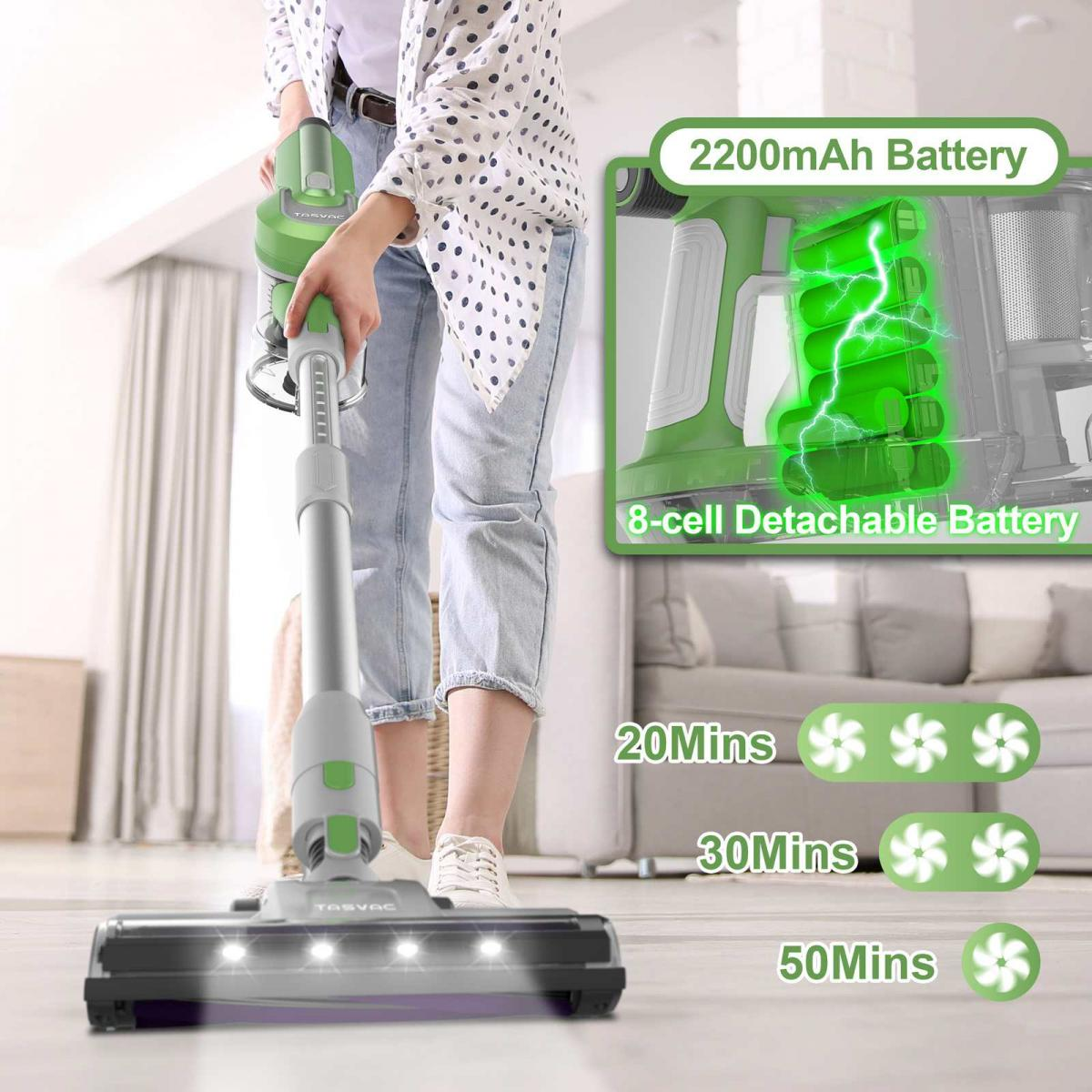 Eine Person benutzt einen grün-grauen Staubsauger. Merkmale: 2200mAh Akku, 8-Zellen-Akku und Laufzeiten von 20, 30 und 50 Minuten.