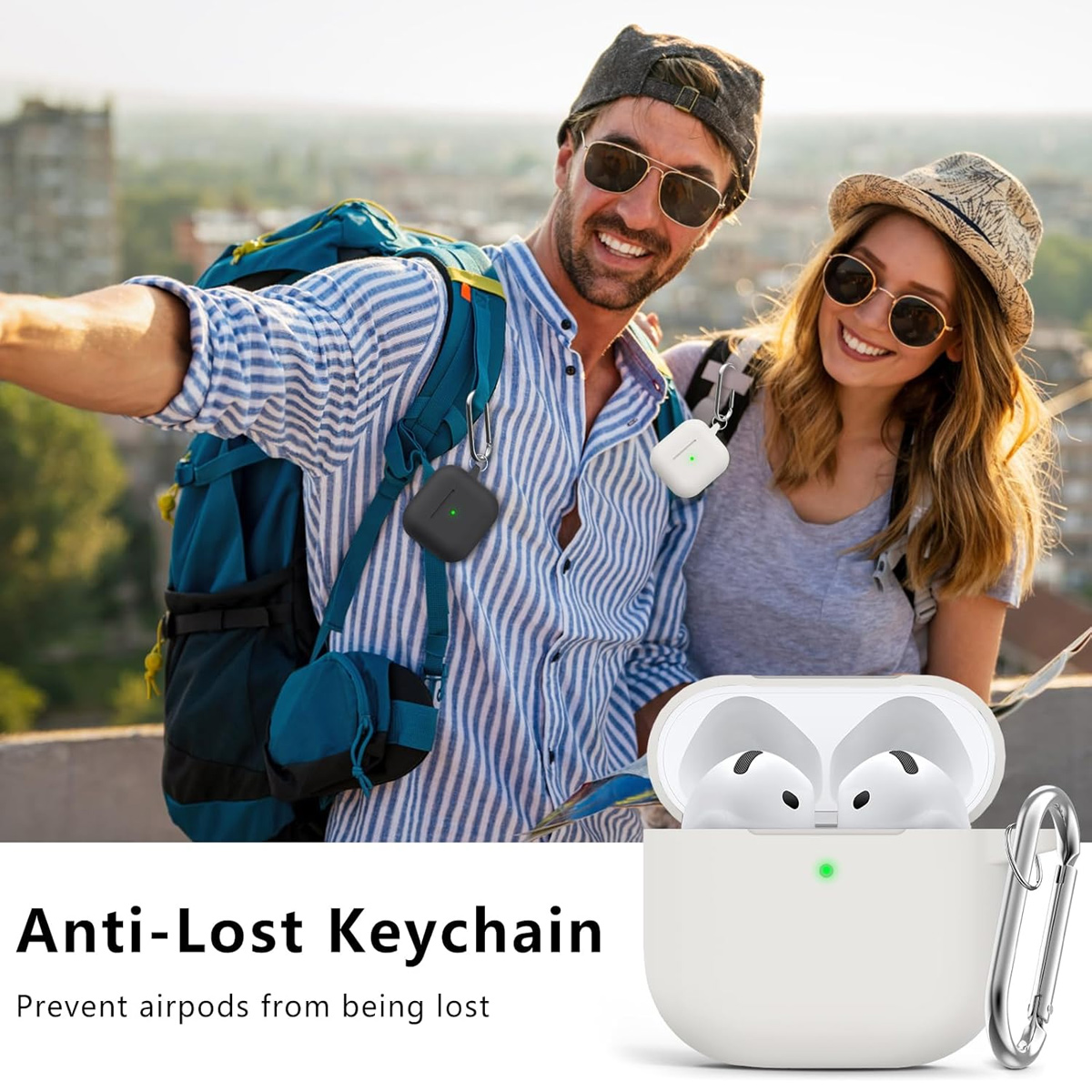 Ein lächelndes Paar, hält AirPod-Hüllen. Eine schwarz, eine weiß. Eine offene weiße Hülle zeigt Airpods. Text: Anti-Lost Keychain.