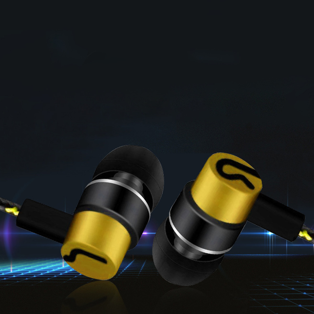 Zwei In-Ear-Kopfhörer mit schwarz-goldenem Design. Der Hintergrund ist dunkelblau mit einem Rastermuster.