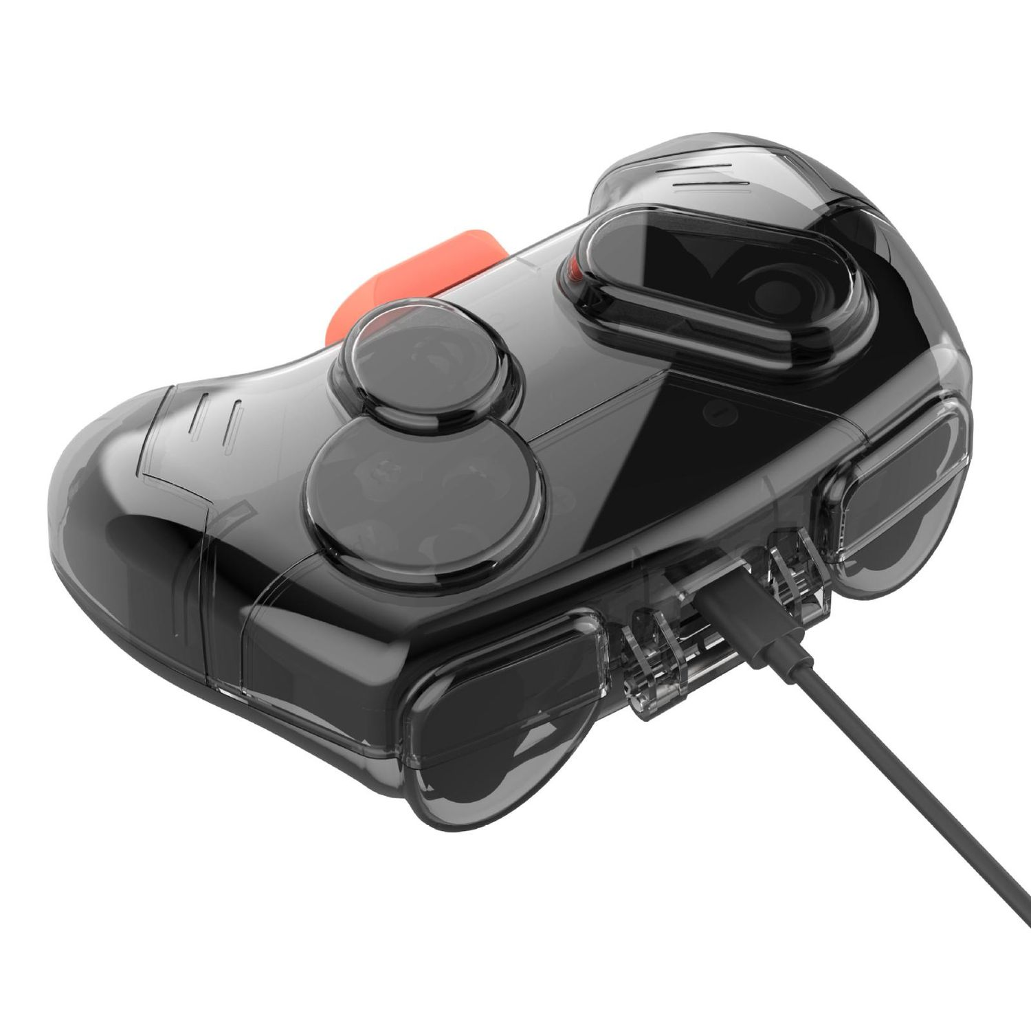 Ein transparent-schwarzer Game-Controller mit orangefarbenen und schwarzen Knöpfen. Ein schwarzes Kabel ist eingesteckt. Weißer Hintergrund.