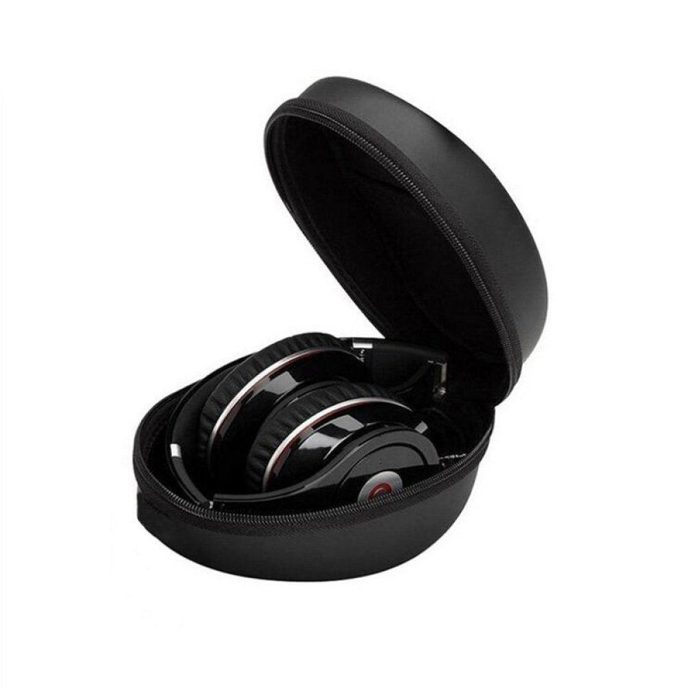 Schwarze Kopfhörer in einem offenen schwarzen Etui. Die Kopfhörer sind zusammengeklappt und haben silberne und rote Akzente.