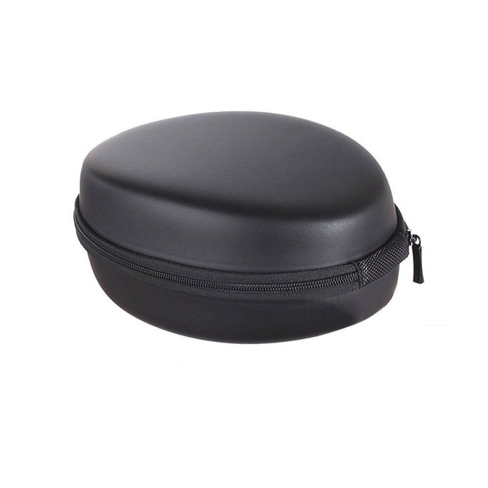 Eine schwarze, ovale Kopfhörertasche mit Reißverschluss auf weißem Hintergrund.