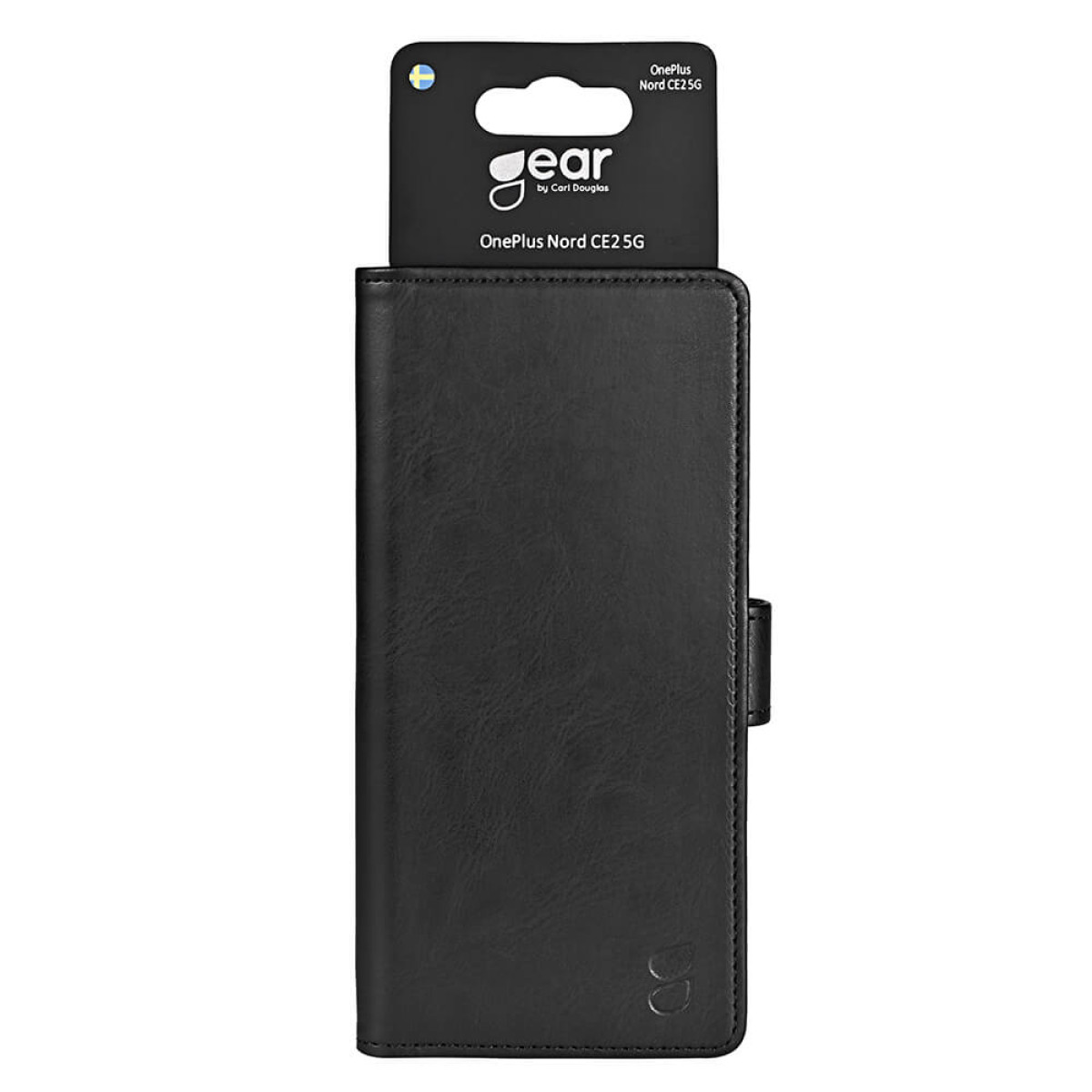 Eine schwarze Leder-Handyhülle mit einem schwarzen Etikett. Auf dem Etikett steht 'gear by Carl Douglas' und 'OnePlus Nord CE2 5G'.