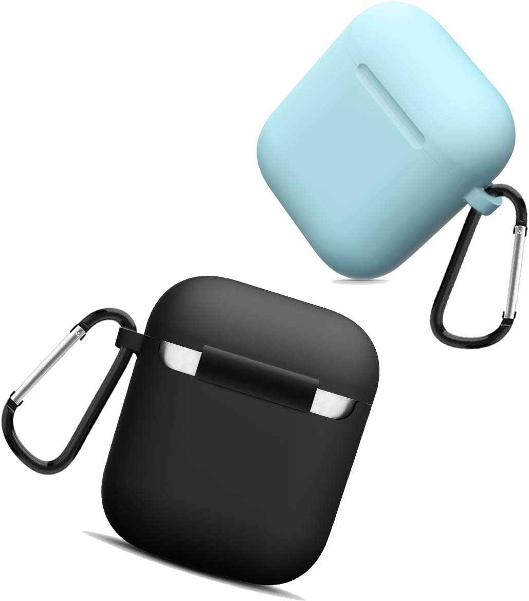 Zwei AirPod-Hüllen. Eine schwarz, die andere hellblau. Beide haben einen Karabinerhaken. Weißer Hintergrund.