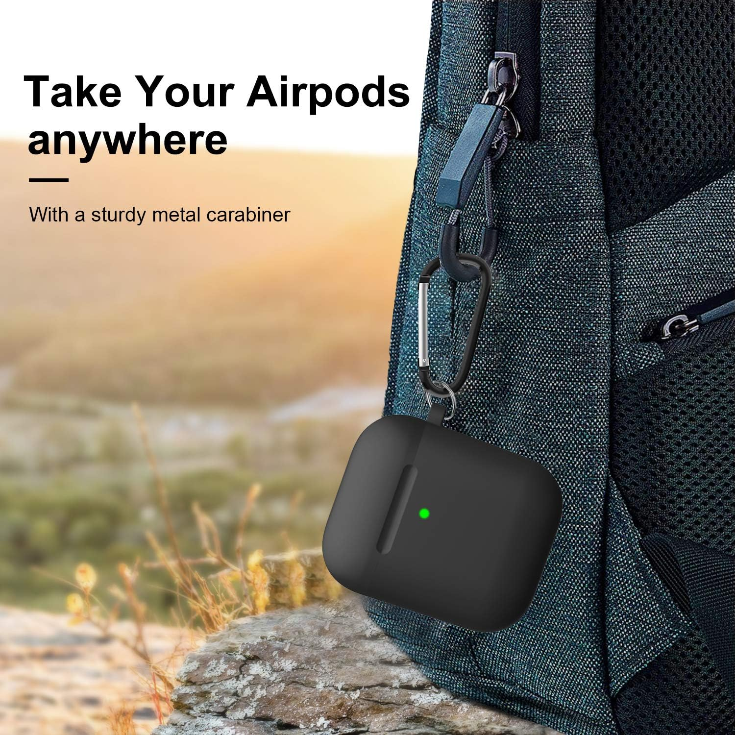 Schwarzes AirPods-Etui, das an einem Rucksack hängt. Ein grünes Licht leuchtet auf dem Etui. Der Text lautet: Nimm deine Airpods überallhin.