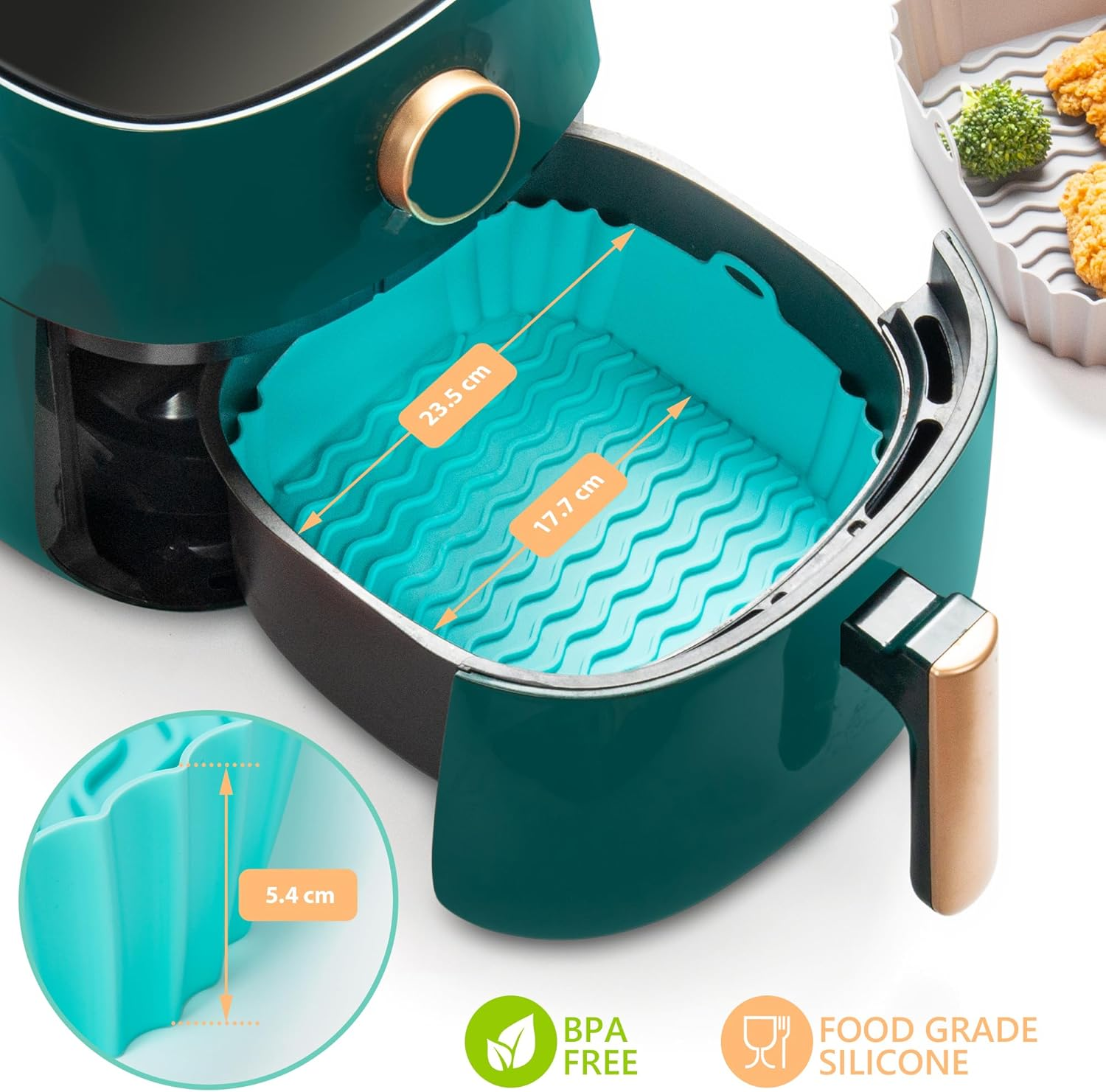 Ein Airfryer mit blauem Silikoneinsatz, 23,5 cm und 17,7 cm. Eine Schale mit Essen daneben, mit BPA-frei und lebensmittelecht Etiketten.
