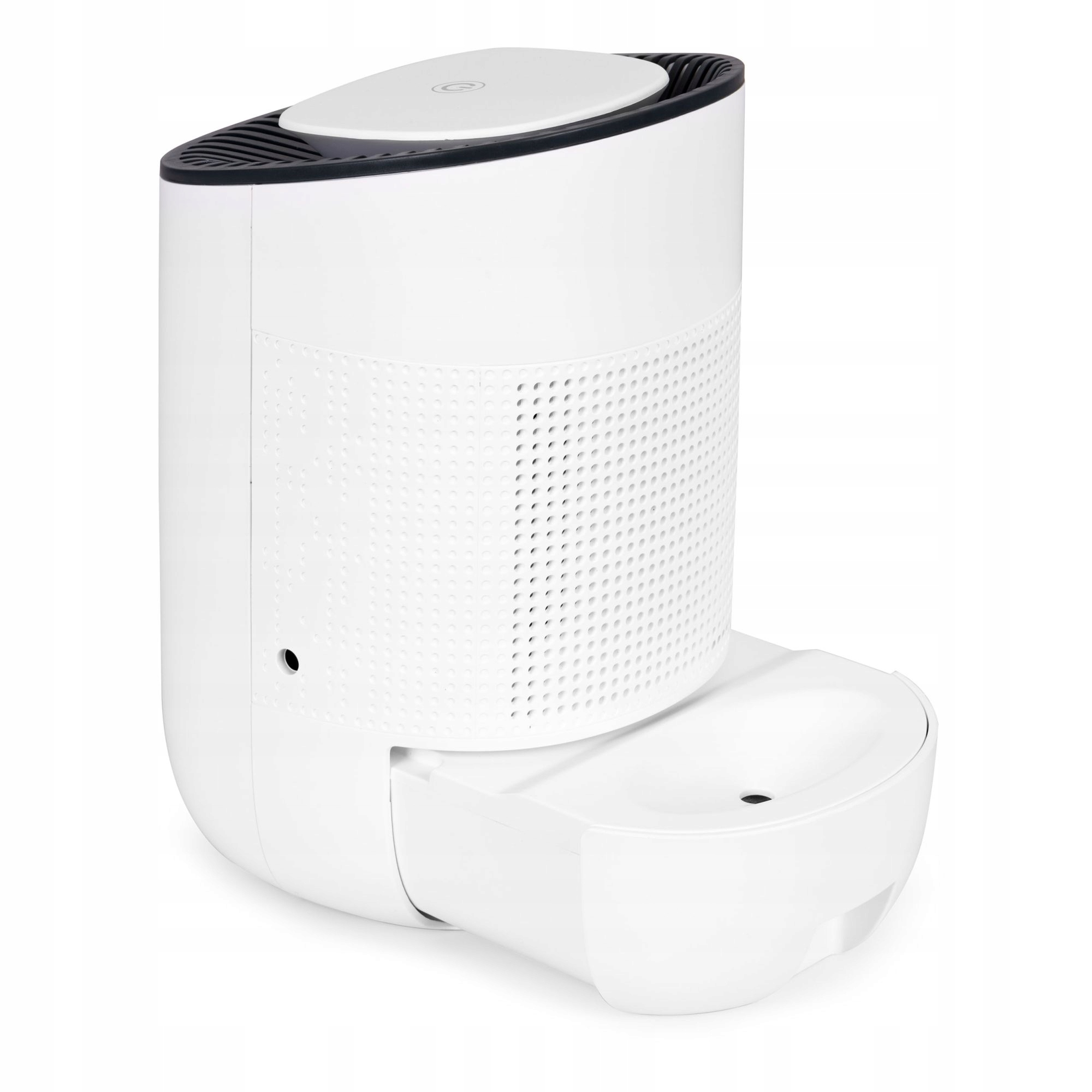 Biały dozownik karmy dla zwierząt z okrągłą górą i tacką. Ma perforowany przód i czarną górną krawędź.