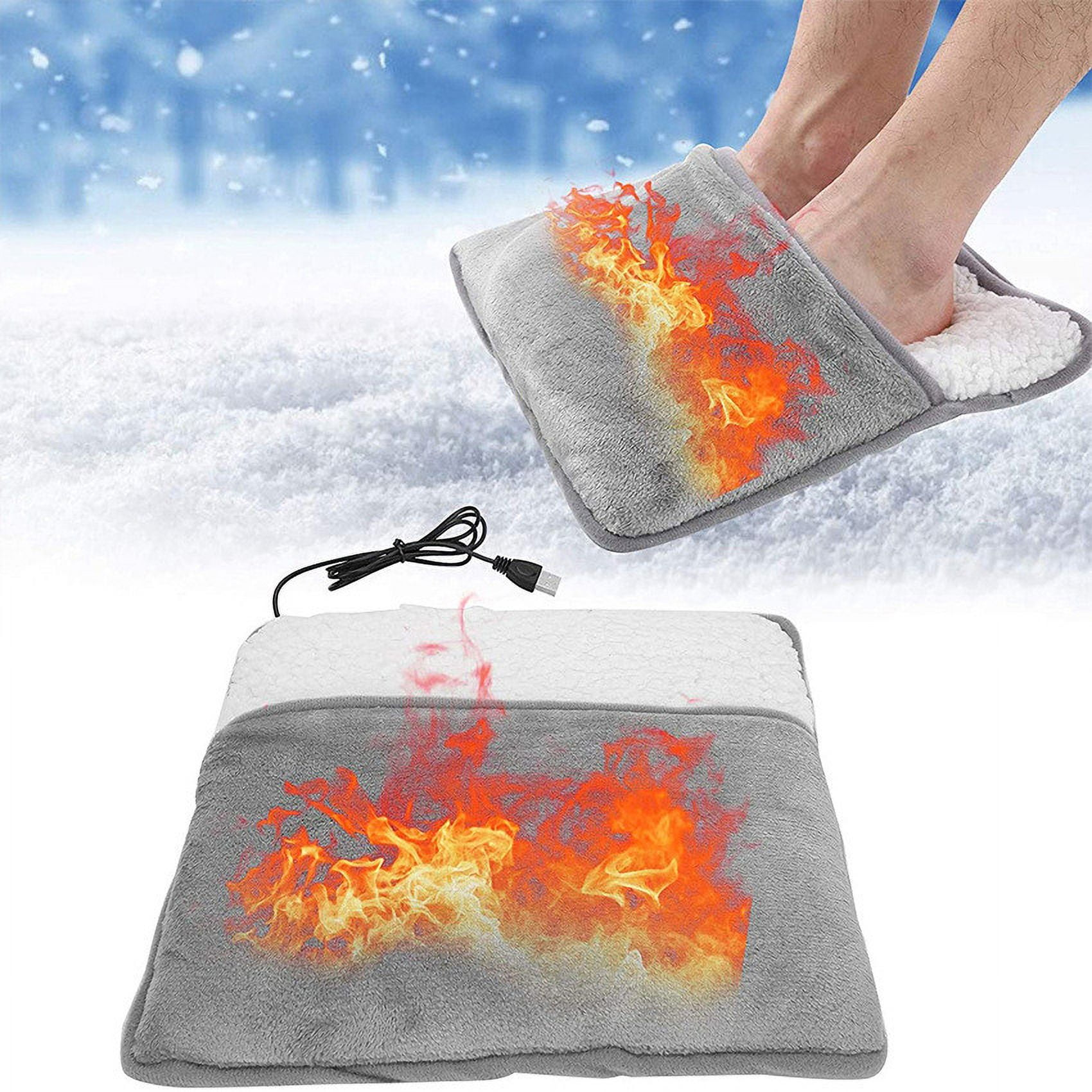 Beheizter Fußwärmer mit Füßen darin. Flammen-Grafik auf grauem Stoff. Schnee im Hintergrund. USB-Kabel.