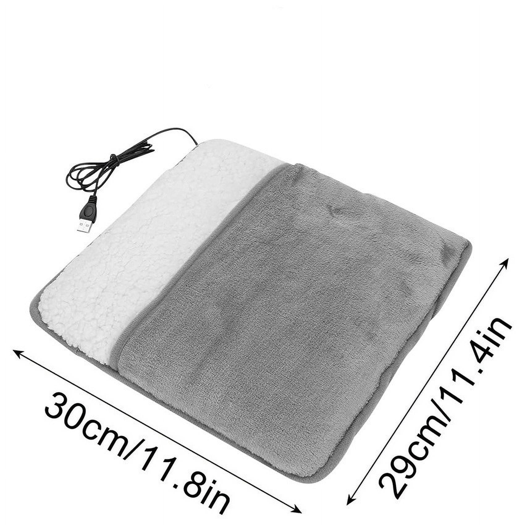 Beheiztes Pad mit USB-Kabel. Abmessungen: 30 cm/11,8 Zoll x 29 cm/11,4 Zoll. Eine Hälfte weiß, die andere grau.