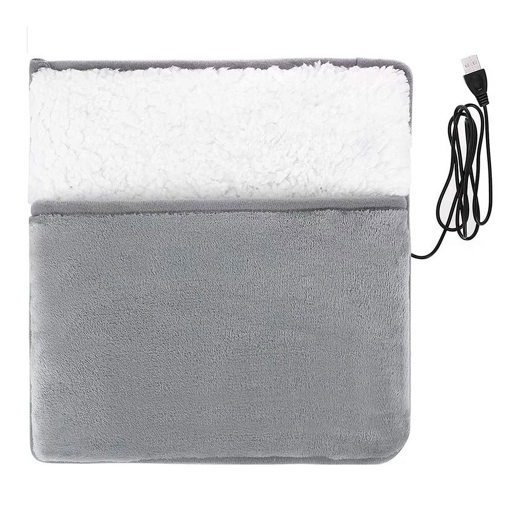 Ein grau-weißer beheizter Fußwärmer mit USB-Kabel. Der obere Bereich ist weiß, flauschig und der untere grau.