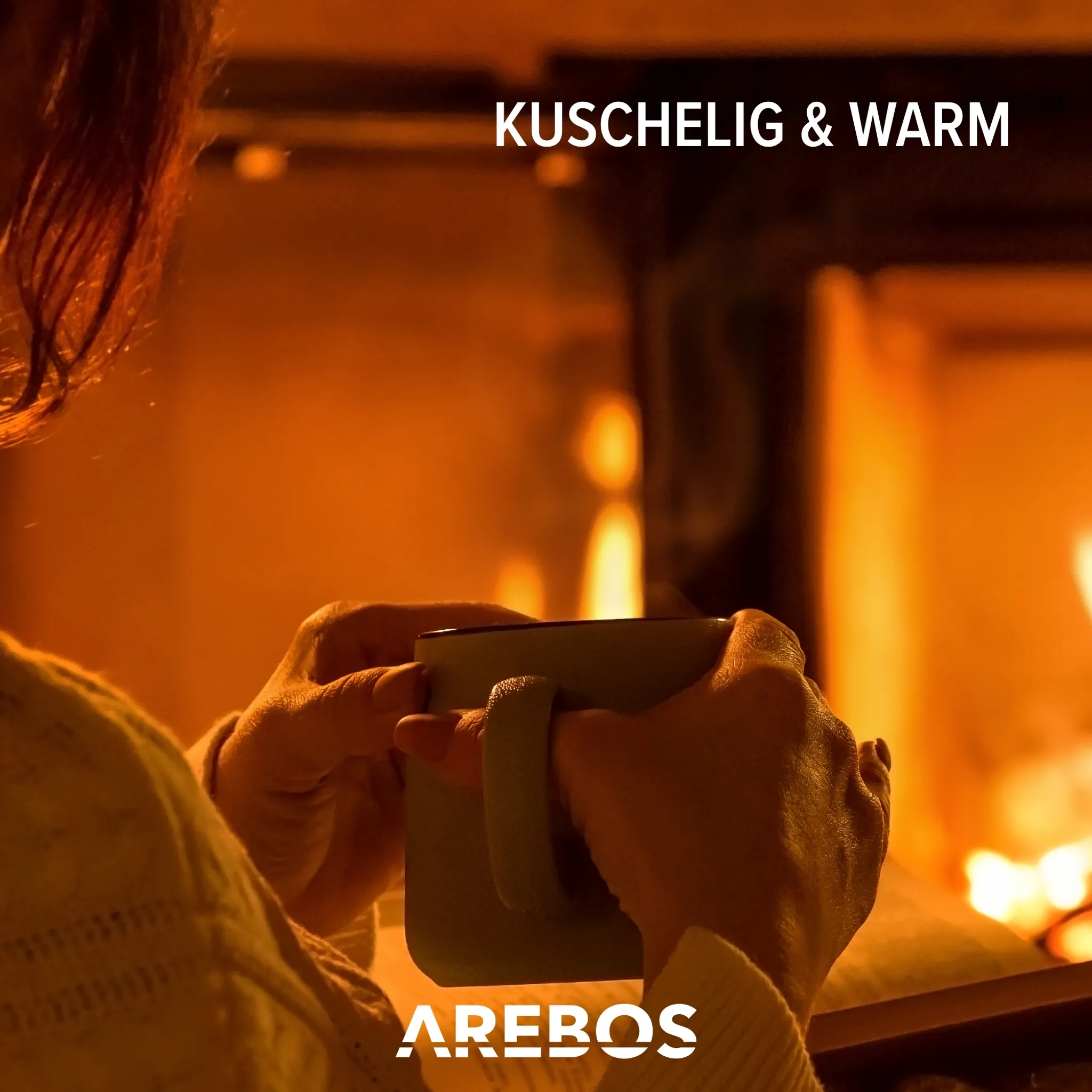 Eine Person, die eine Tasse in der Nähe eines Kamins hält. Die Szene ist warm und gemütlich mit dem Text 'Kuschelig & Warm'.