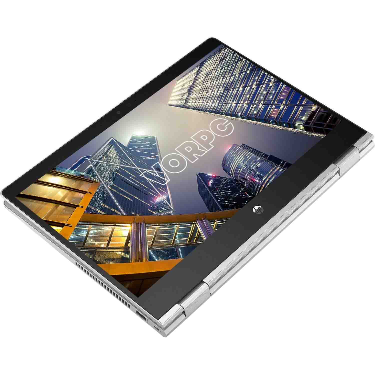 Un portátil HP plateado con la pantalla que muestra un paisaje urbano. El portátil está en ángulo, mostrando la pantalla y parte de su marco.