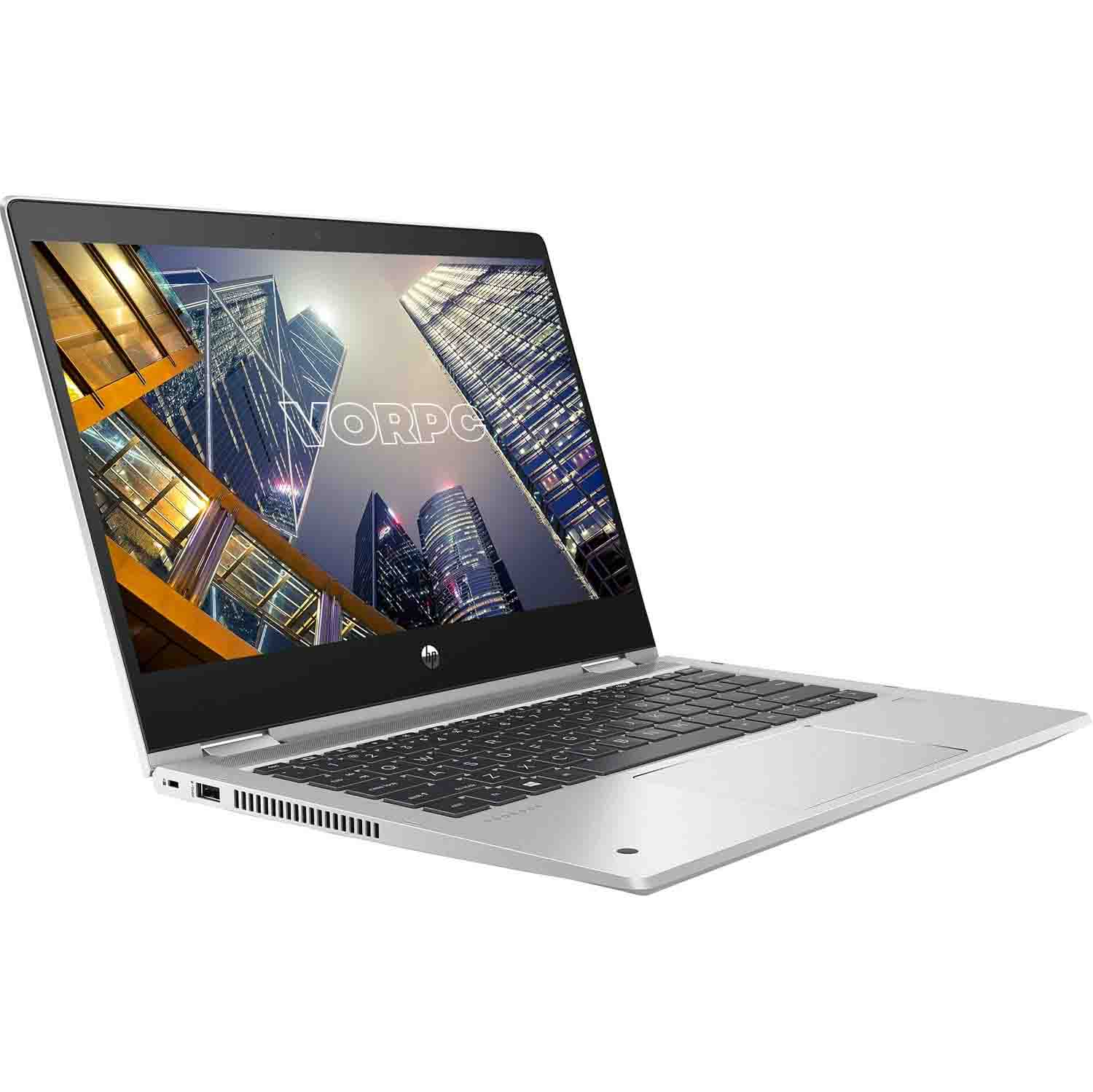Laptop HP plateado abierto. La pantalla muestra edificios de la ciudad. Teclado visible. El portátil está sobre fondo blanco.