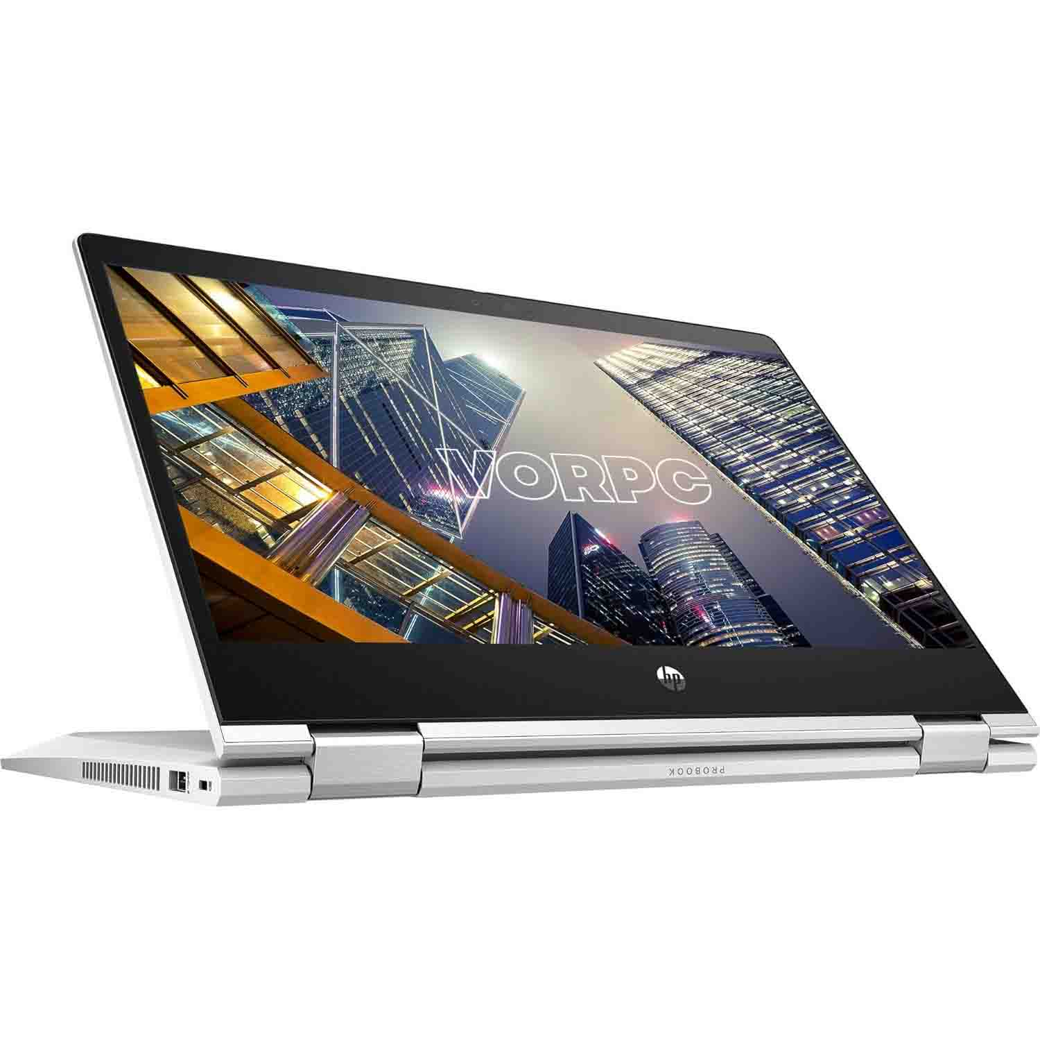 Portátil HP ProBook plateado abierto, mostrando un horizonte urbano. La pantalla está inclinada. El fondo es blanco.