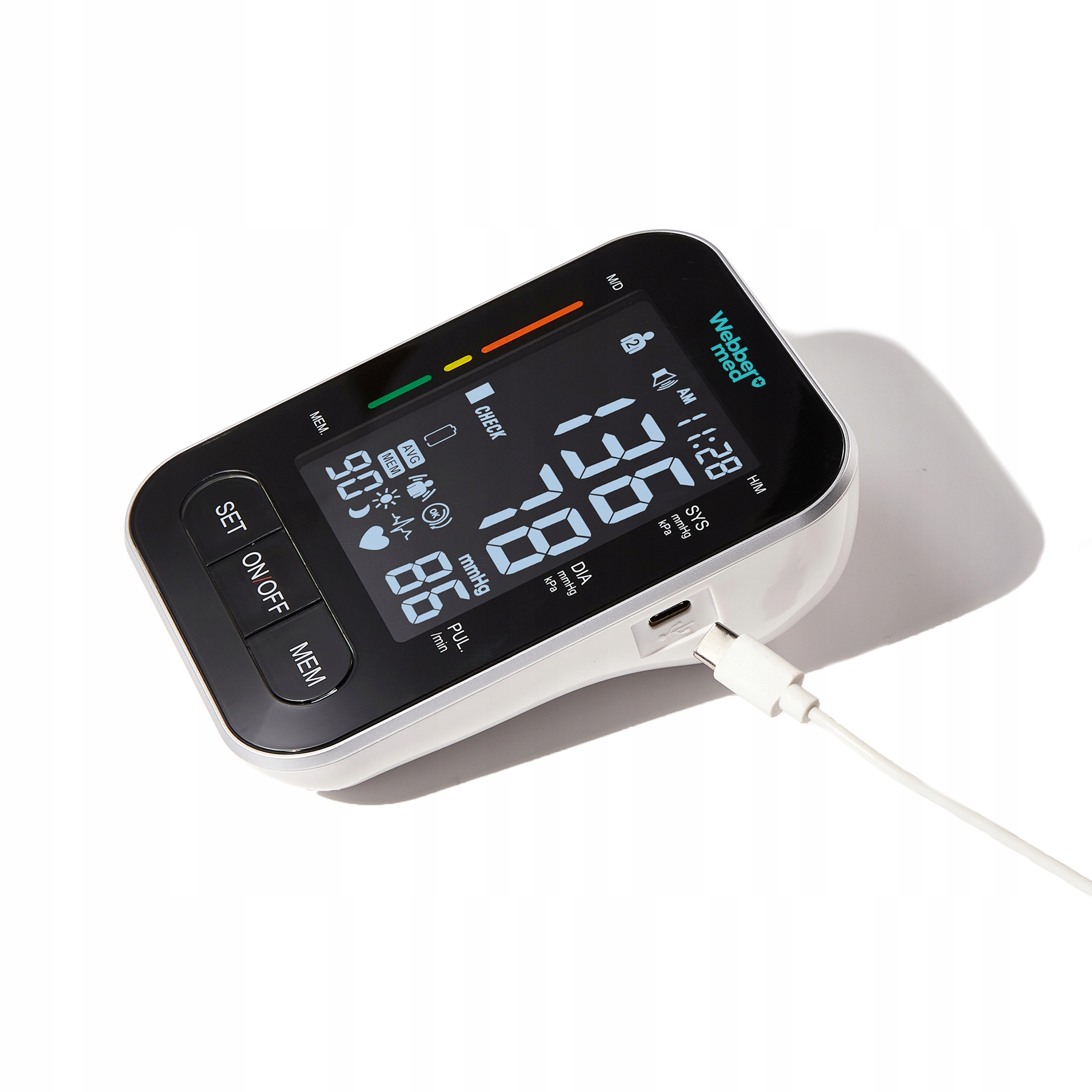 Ciśnieniomierz wyświetla odczyty. Jest biało-czarny, z cyfrowym ekranem pokazującym liczby i czas.