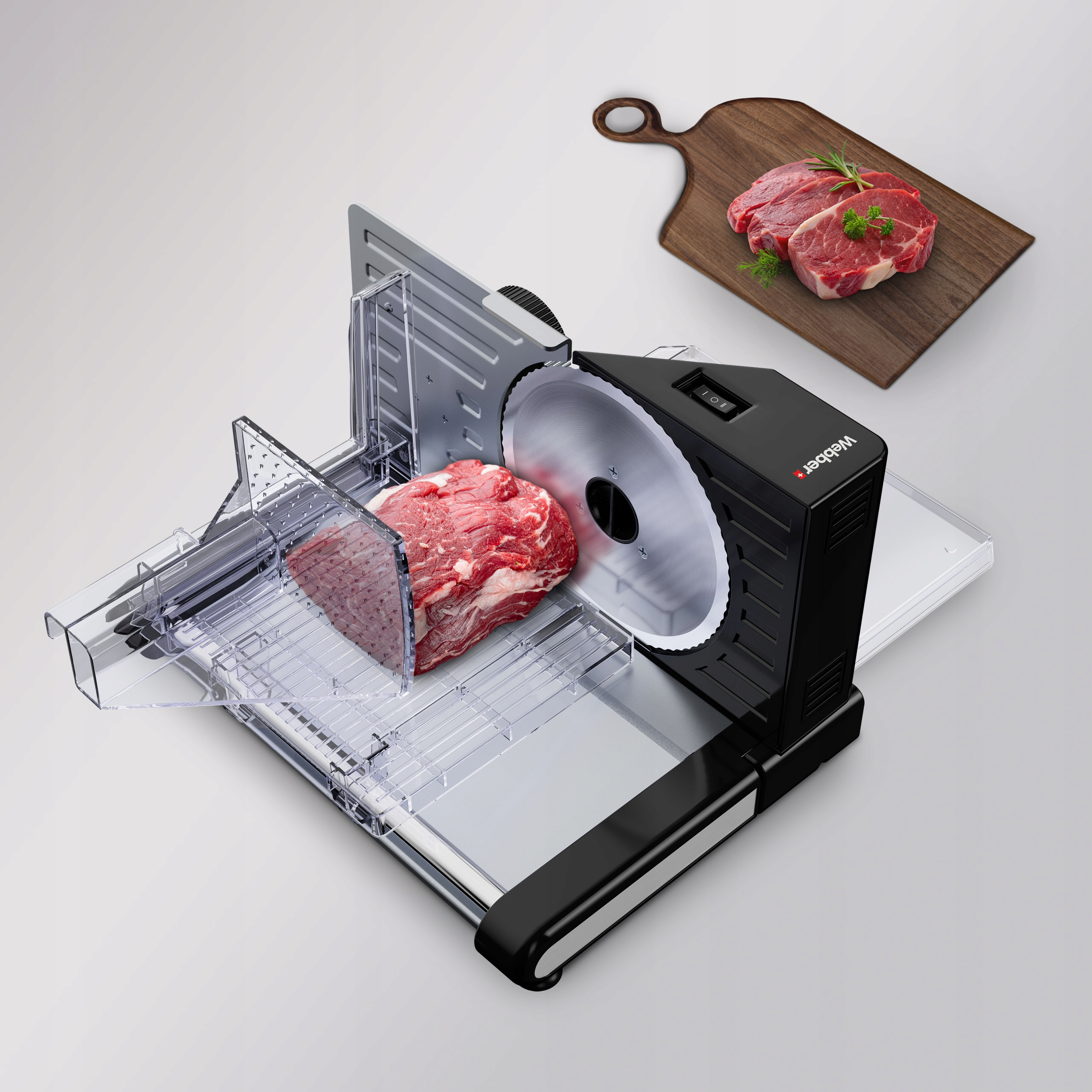 Krajalnica do mięsa z kawałkiem mięsa, który jest krojony. Steki na drewnianej desce w tle.