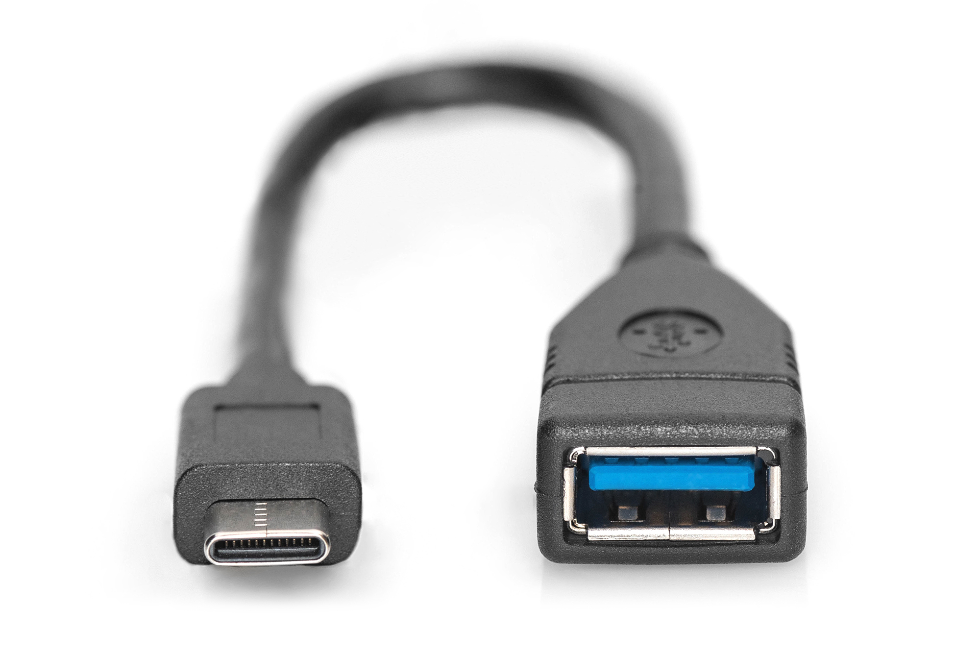Ein schwarzes USB-Adapterkabel auf weißem Hintergrund. Ein Ende ist USB-C, das andere USB 3.0, mit blauem Innenraum.