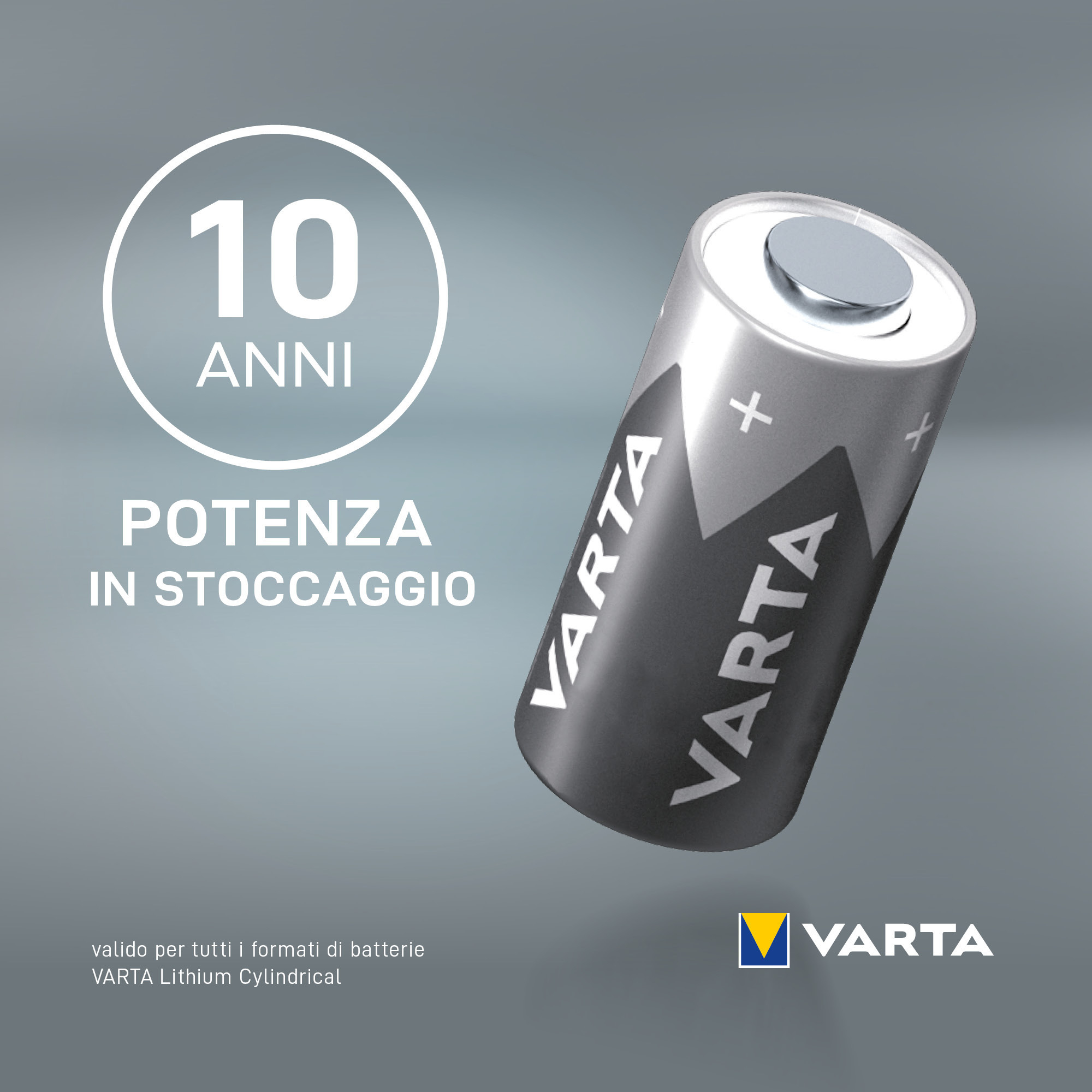 Bateria Varta z tekstem '10 anni' i 'Potenza in stoccaggio'. Logo Varta znajduje się po prawej stronie.
