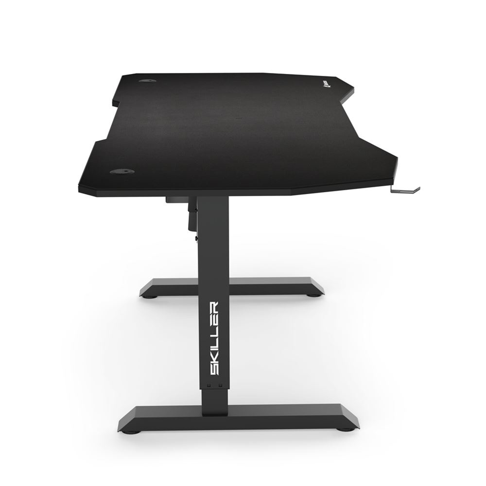 Un escritorio gaming negro con forma única. Tiene una base sólida, un soporte central con 'SKILLER' y una amplia superficie.
