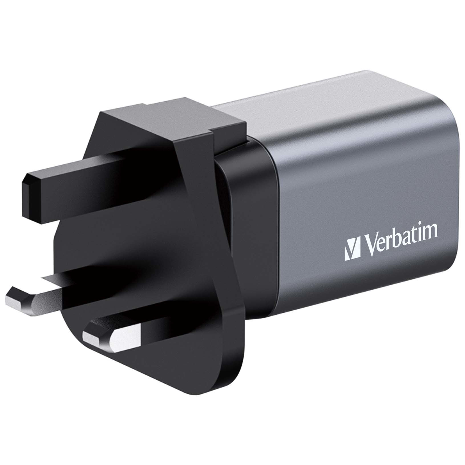 Un adaptador de corriente Verbatim gris y negro con tres clavijas, en un fondo blanco.