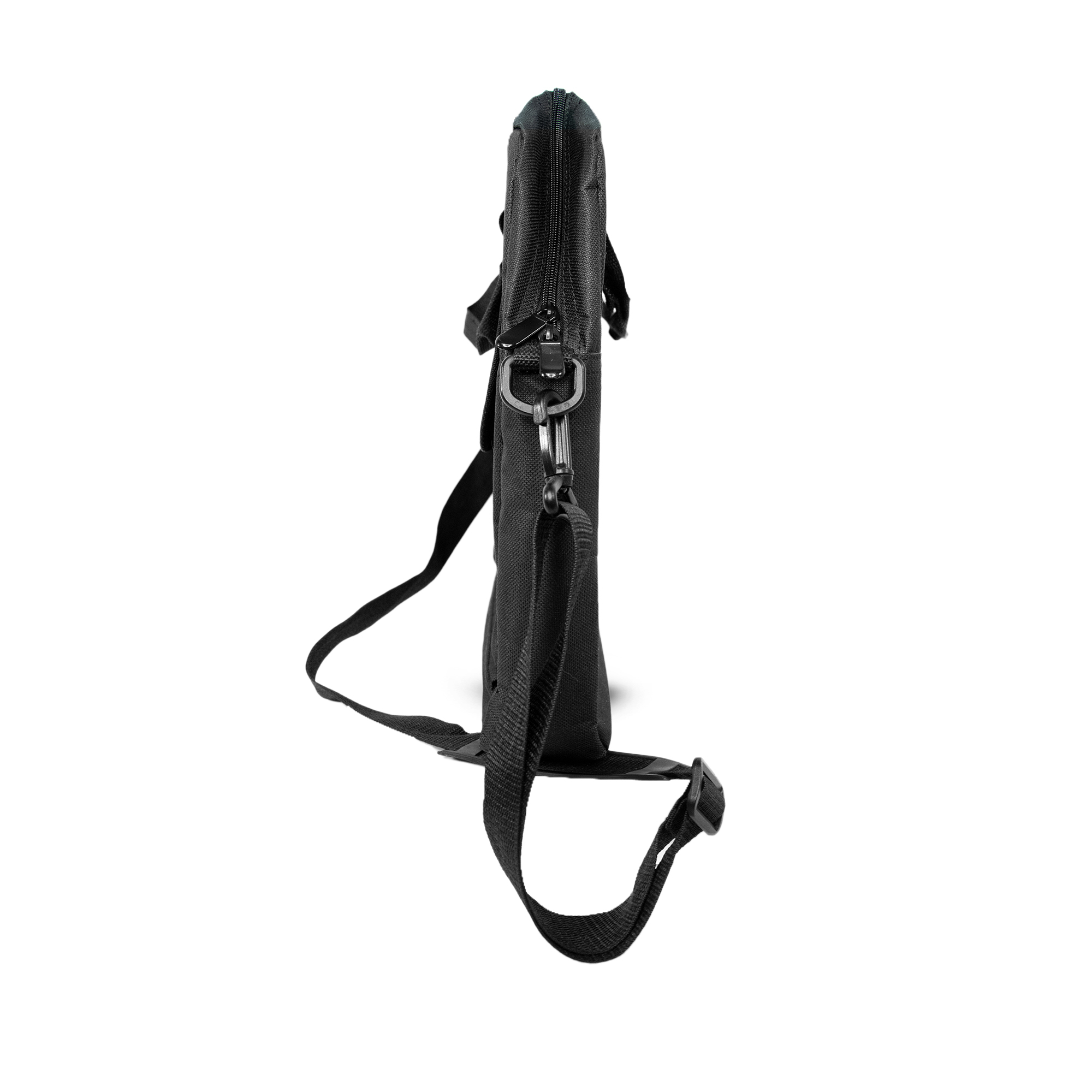 Borsa a tracolla nera con tracolla, chiusura a cerniera e hardware in metallo. Isolato su sfondo bianco.