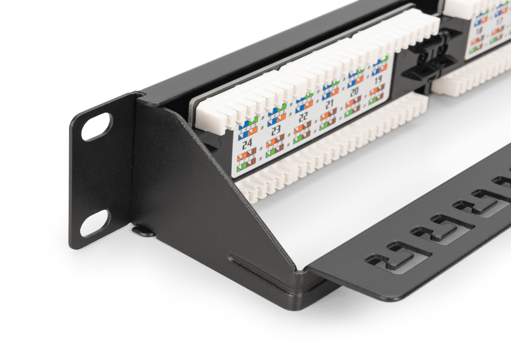 Schwarzes Netzwerk-Patchpanel mit nummerierten Anschlüssen und weißen Steckern. Es ist auf einer weißen Oberfläche abgewinkelt.