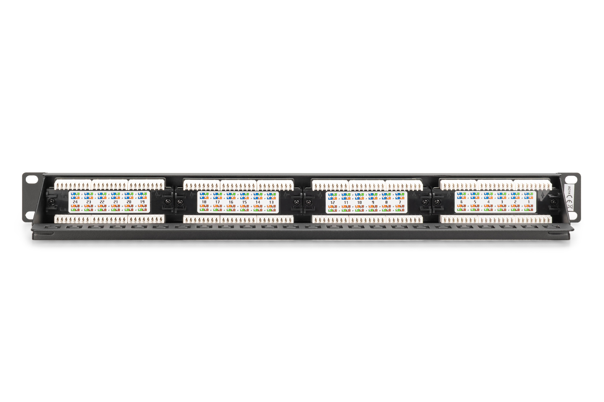 Ein schwarzes Patchpanel mit mehreren RJ45-Anschlüssen. Jeder Anschluss ist mit Nummern beschriftet und hat kleine Verbinder.