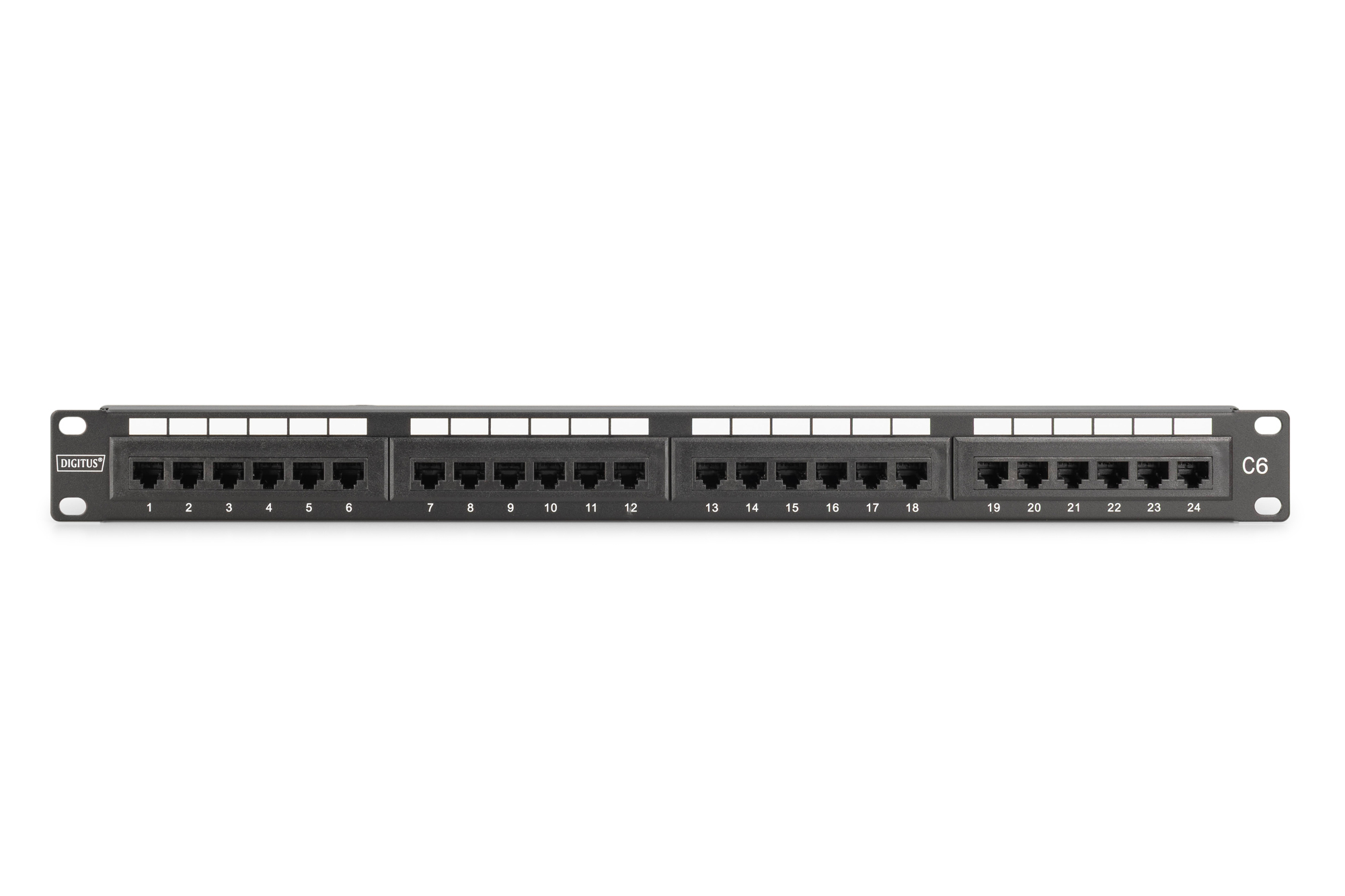 Ein schwarzes Patchpanel mit 24 RJ45-Ports. Jeder Port ist nummeriert. Die Marke DIGITUS ist sichtbar.