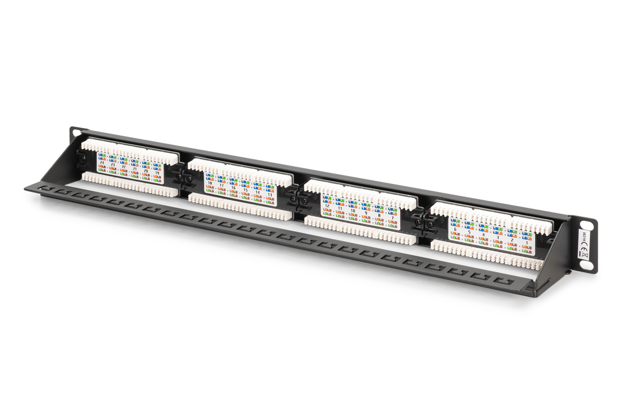 Ein schwarzes Netzwerk-Patchpanel mit nummerierten Anschlüssen und farbigen Kabelverbindungen, isoliert auf weißem Hintergrund.
