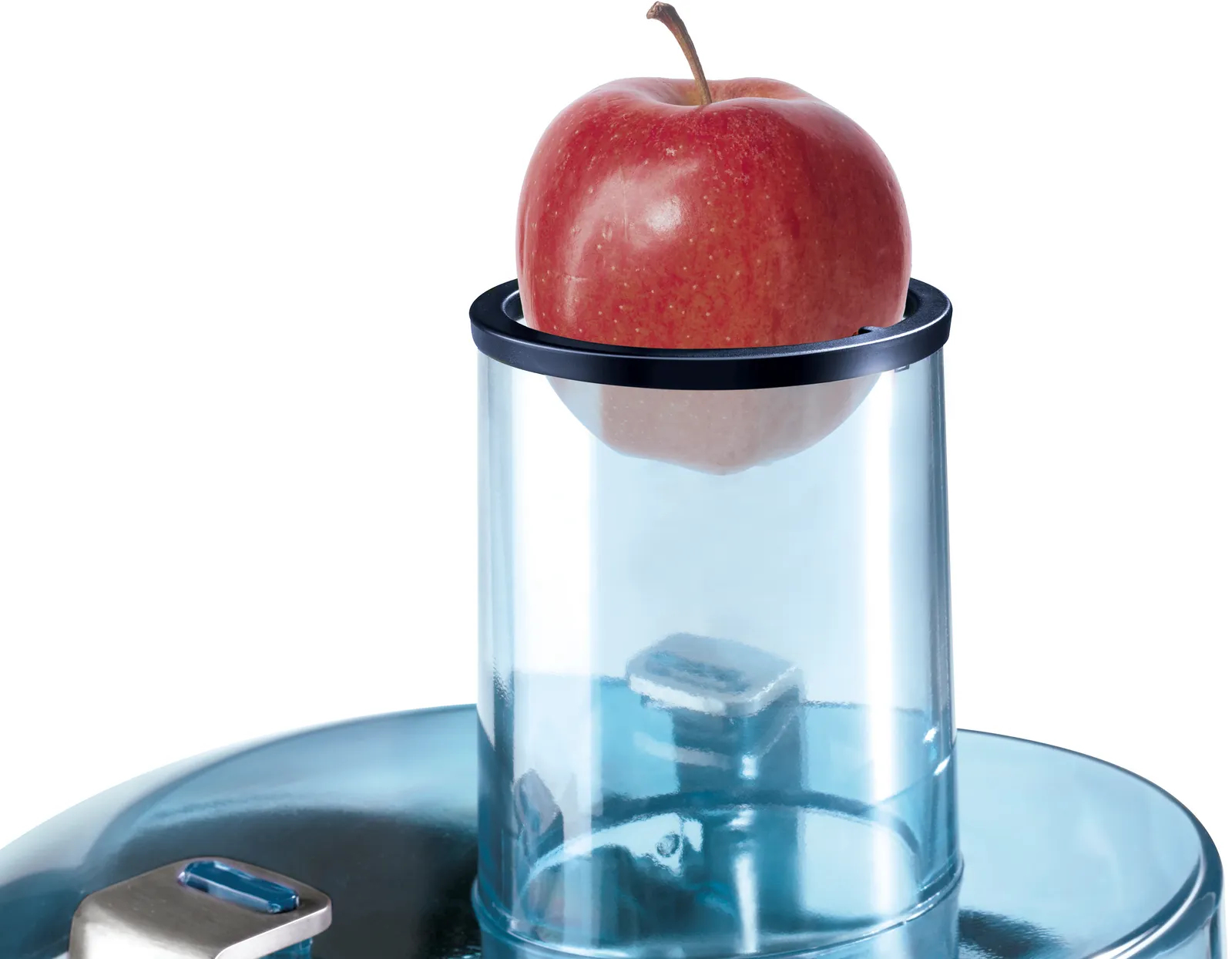 Ein roter Apfel sitzt in einem transparenten Entsafter. Der Entsafter ist blau und hat einen schwarzen Ring. Weißer Hintergrund.