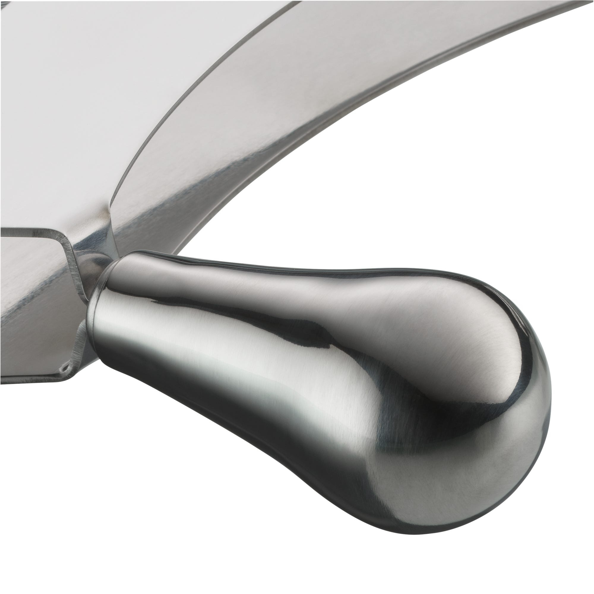 Zbliżenie metalowego, zakrzywionego obiektu, prawdopodobnie części projektu lub urządzenia, na białym tle.