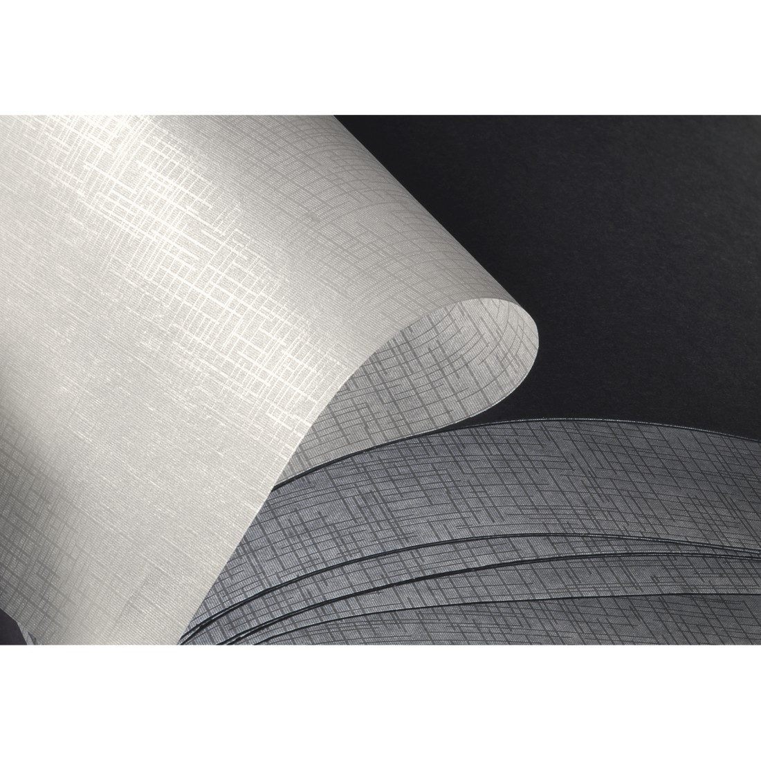 Zbliżenie na trzy rolki teksturowanej tapety. Górna rolka jest jasnoszara, środkowa ciemnoszara, a tło czarne.