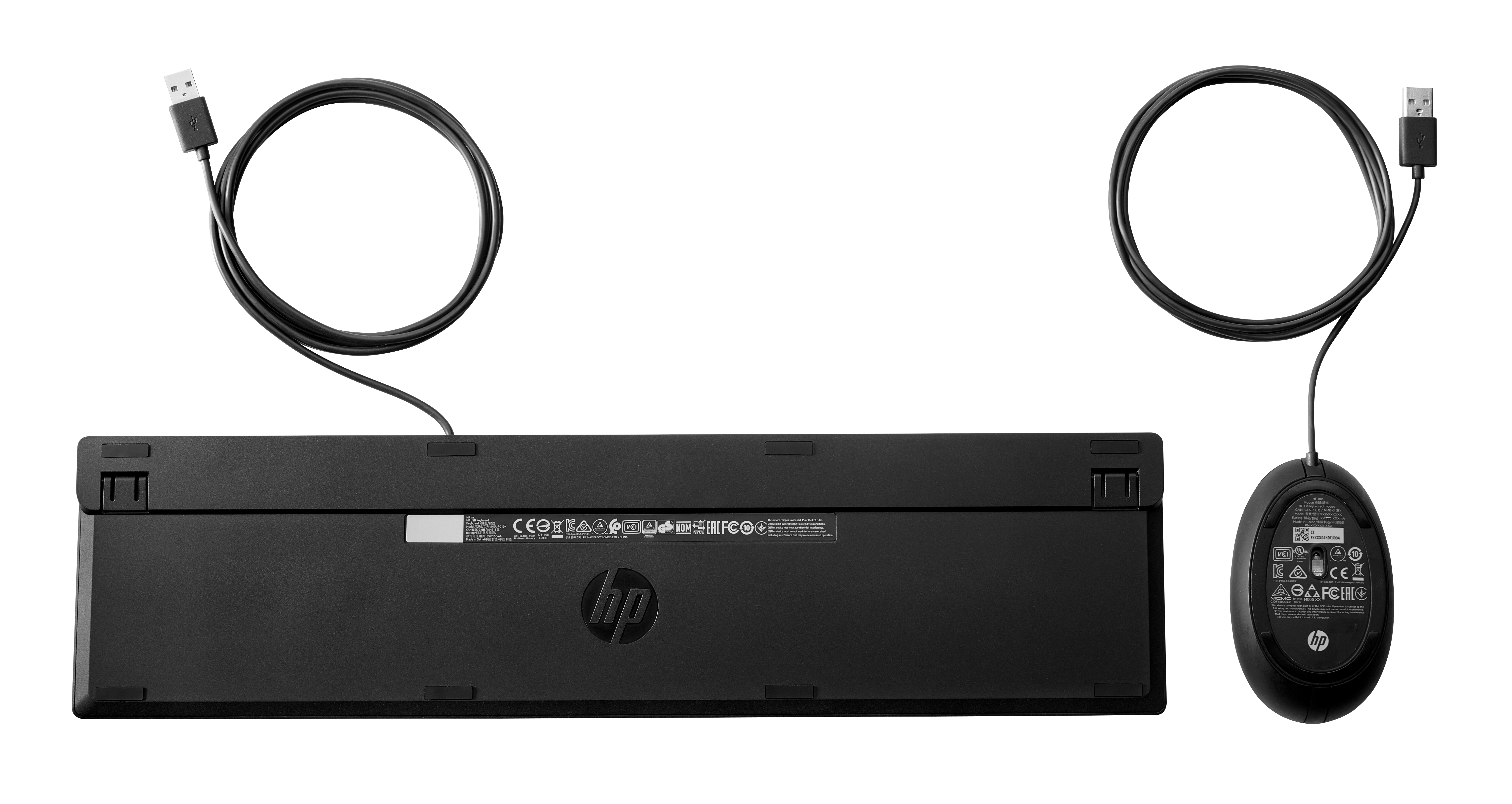 Tastiera e mouse HP neri con cavi USB. Tastiera al centro, mouse a destra. Entrambi su sfondo bianco.