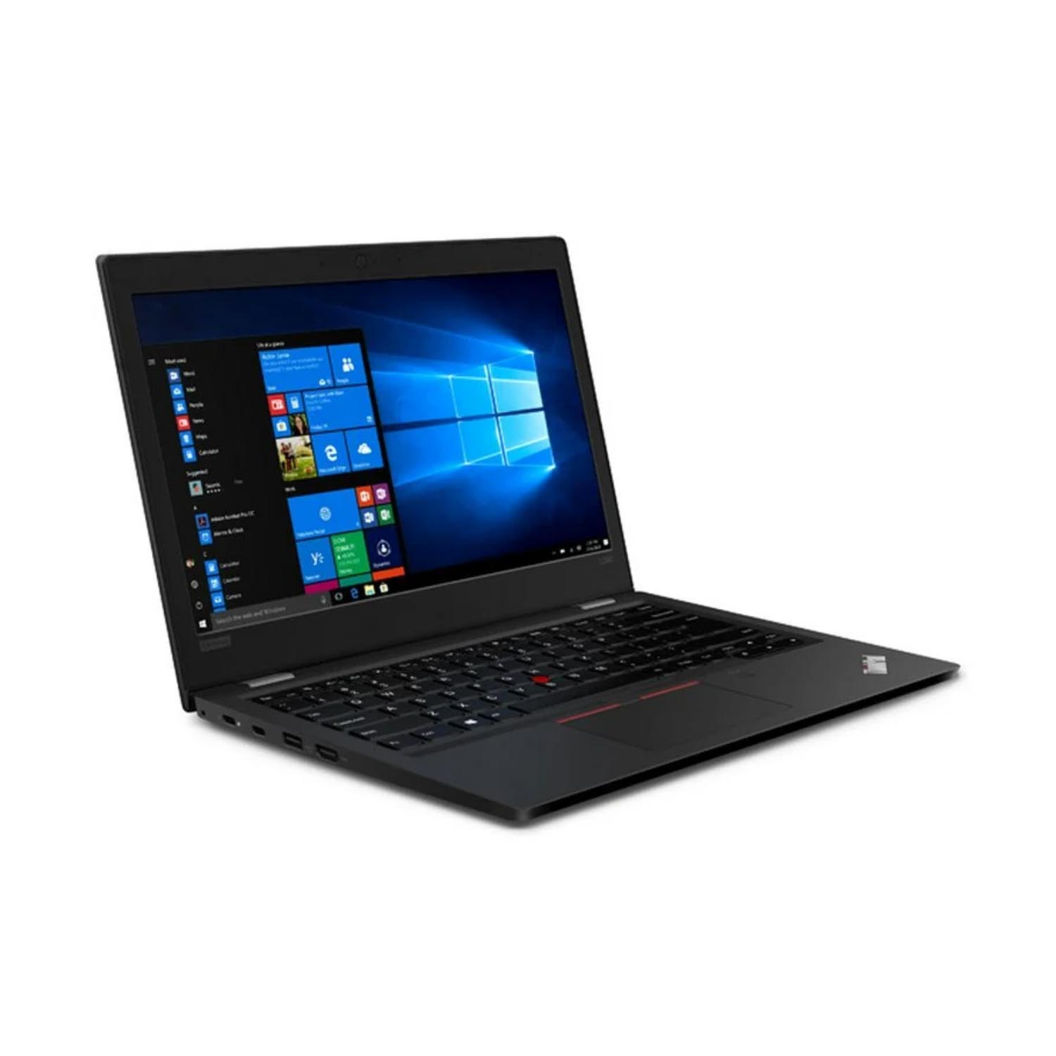 Portátil Lenovo negro abierto, mostrando un escritorio de Windows. Se ven el teclado y el panel táctil. El fondo es blanco.