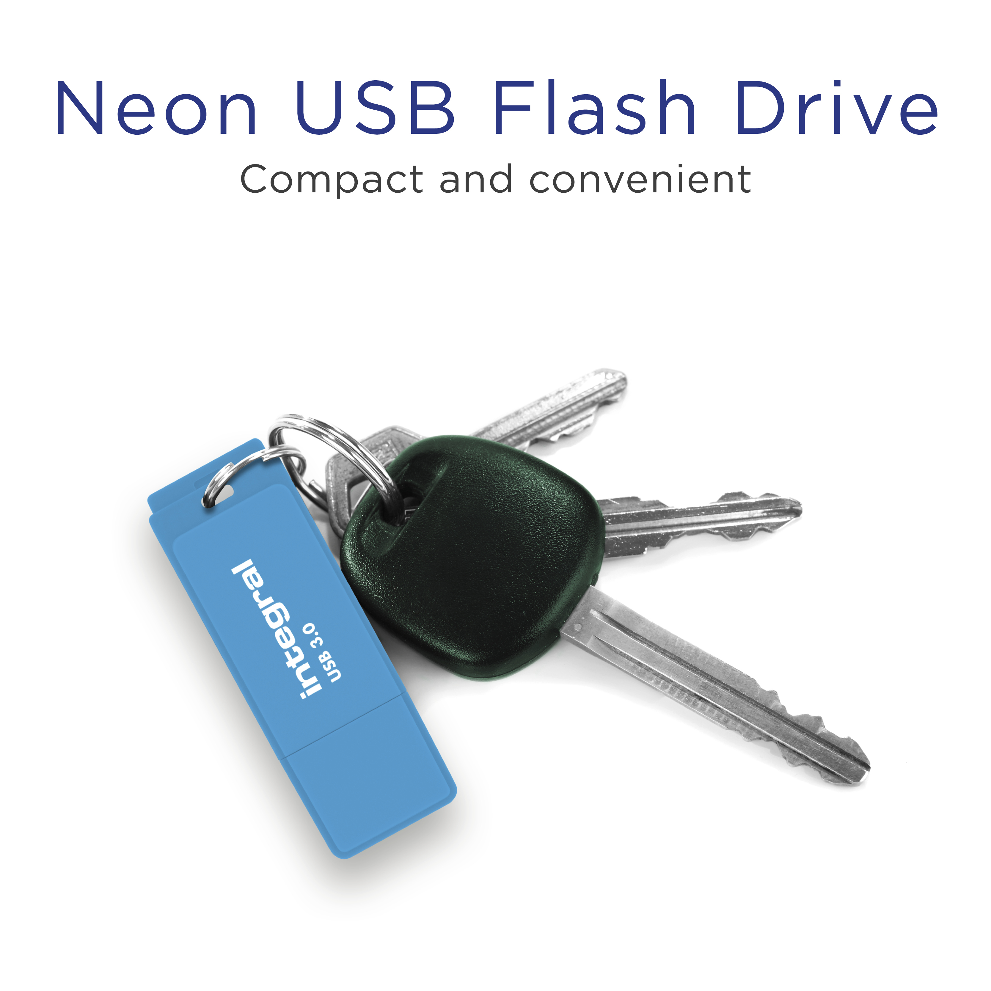 Niebieski pendrive z kluczami. Główka klucza jest zielona. Białe tło z tekstem.