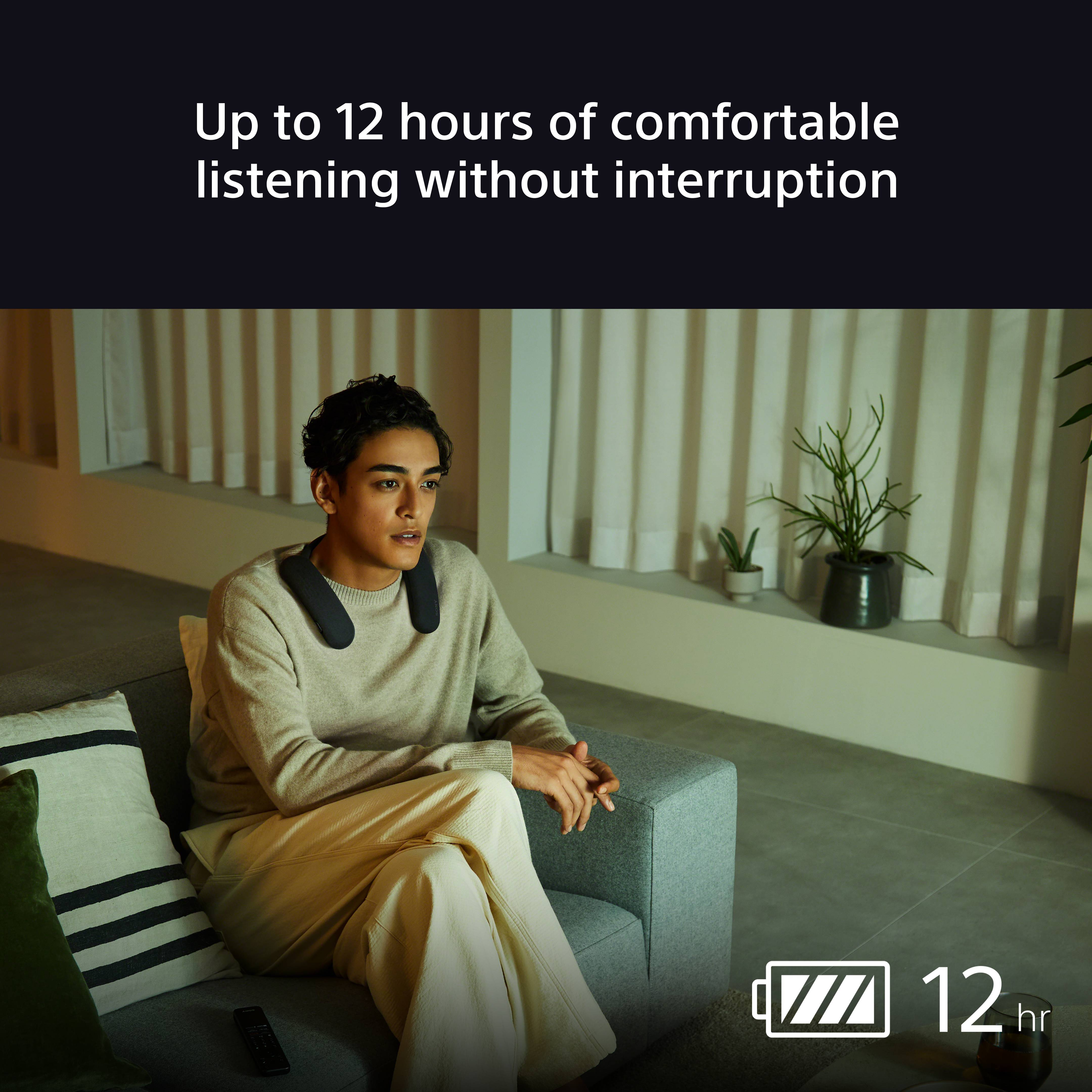 Ein Mann mit einem Nackenlautsprecher sitzt auf einem Sofa. Text: Bis zu 12 Stunden Hören. Ein Batteriesymbol und 12 Stunden.