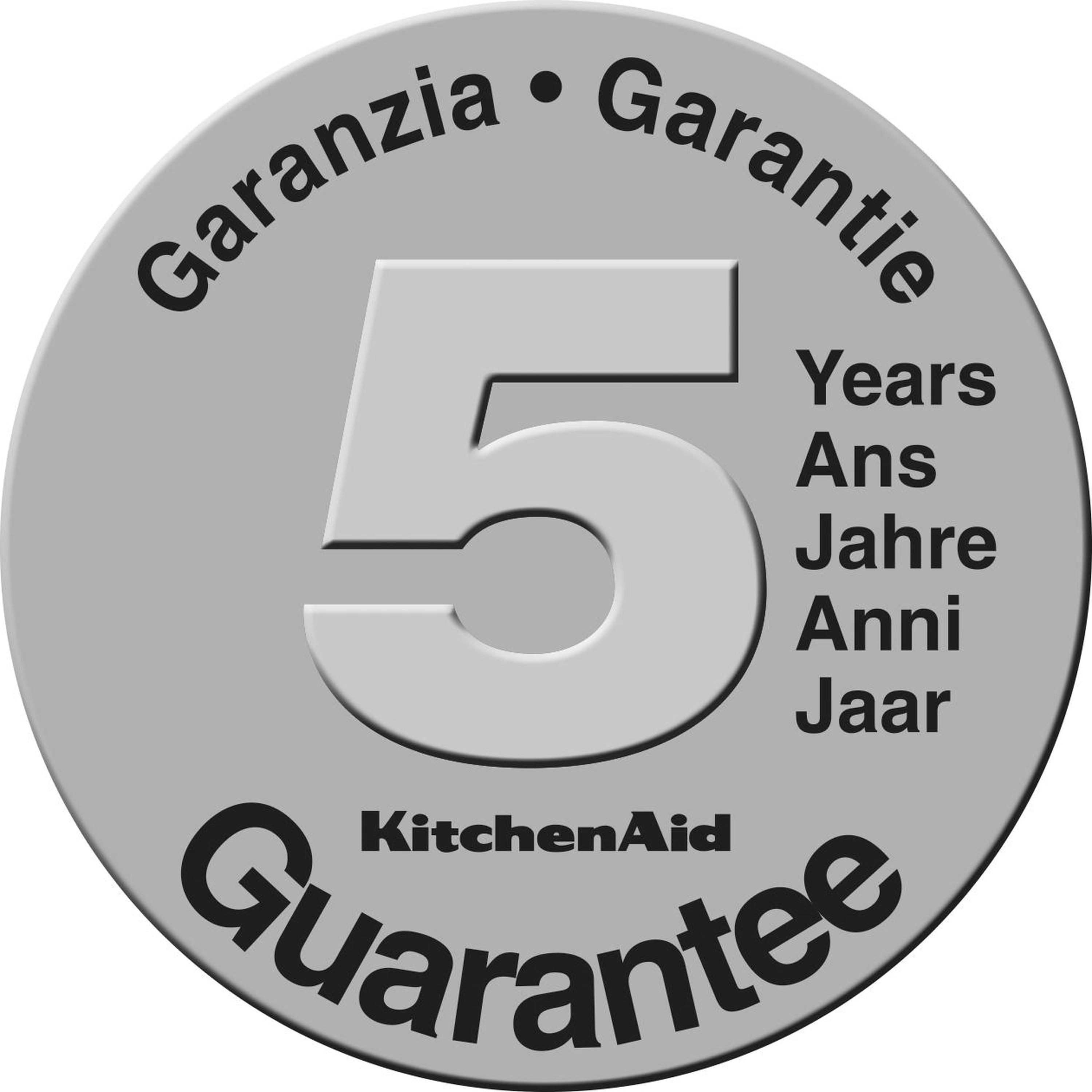 Szara, okrągła odznaka z tekstem w wielu językach, przedstawiająca liczbę 5 i logo KitchenAid.