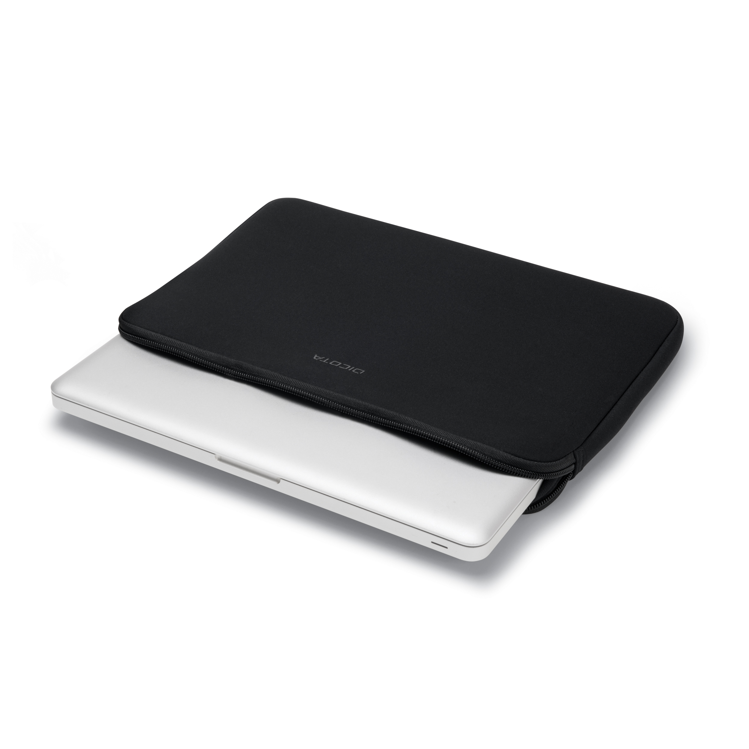 Un laptop in una custodia nera su sfondo bianco. Il marchio è visibile sulla custodia.