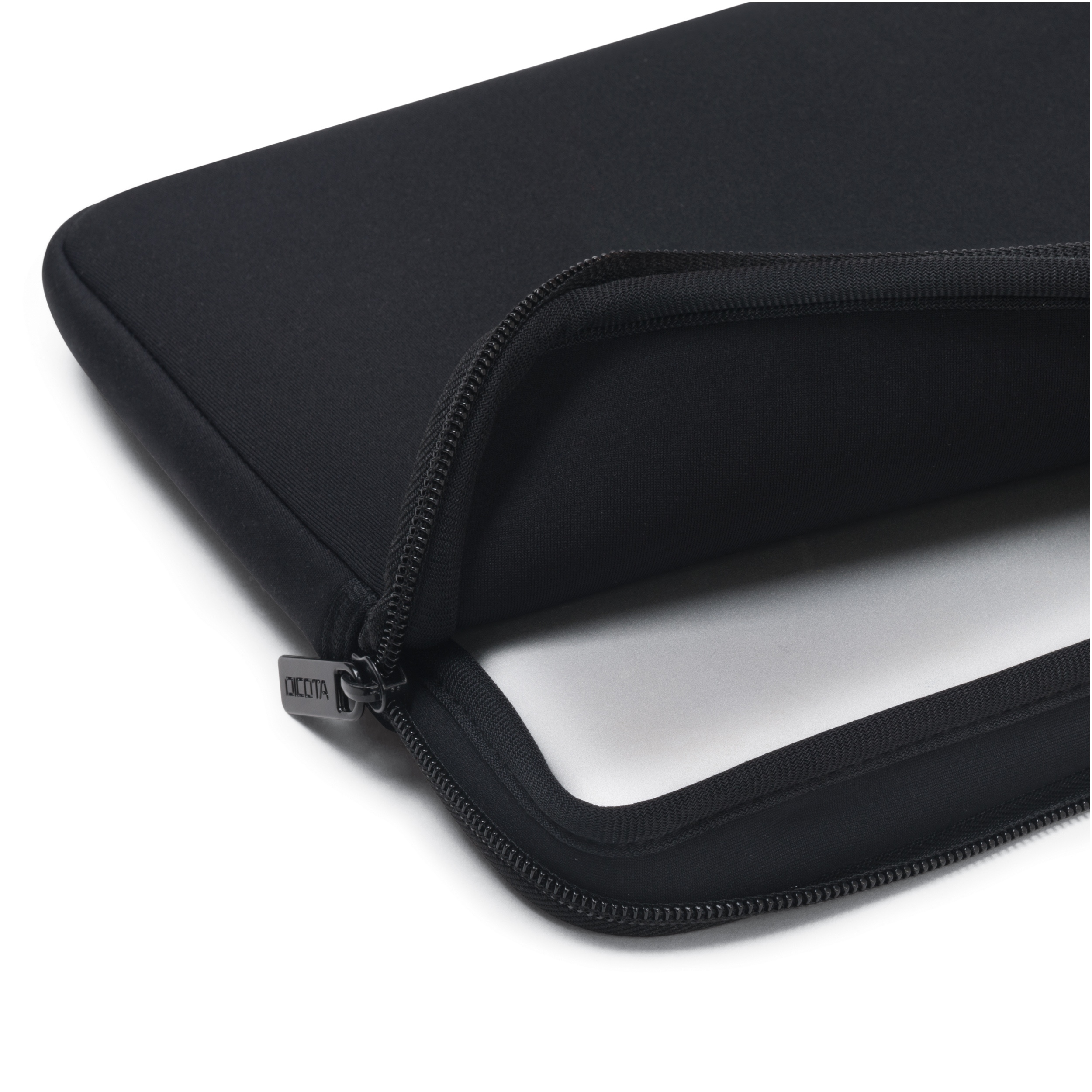 Una custodia nera per laptop è parzialmente aperta, mostrando l'interno bianco. La cerniera e l'etichetta 'DICOTA' sono visibili.