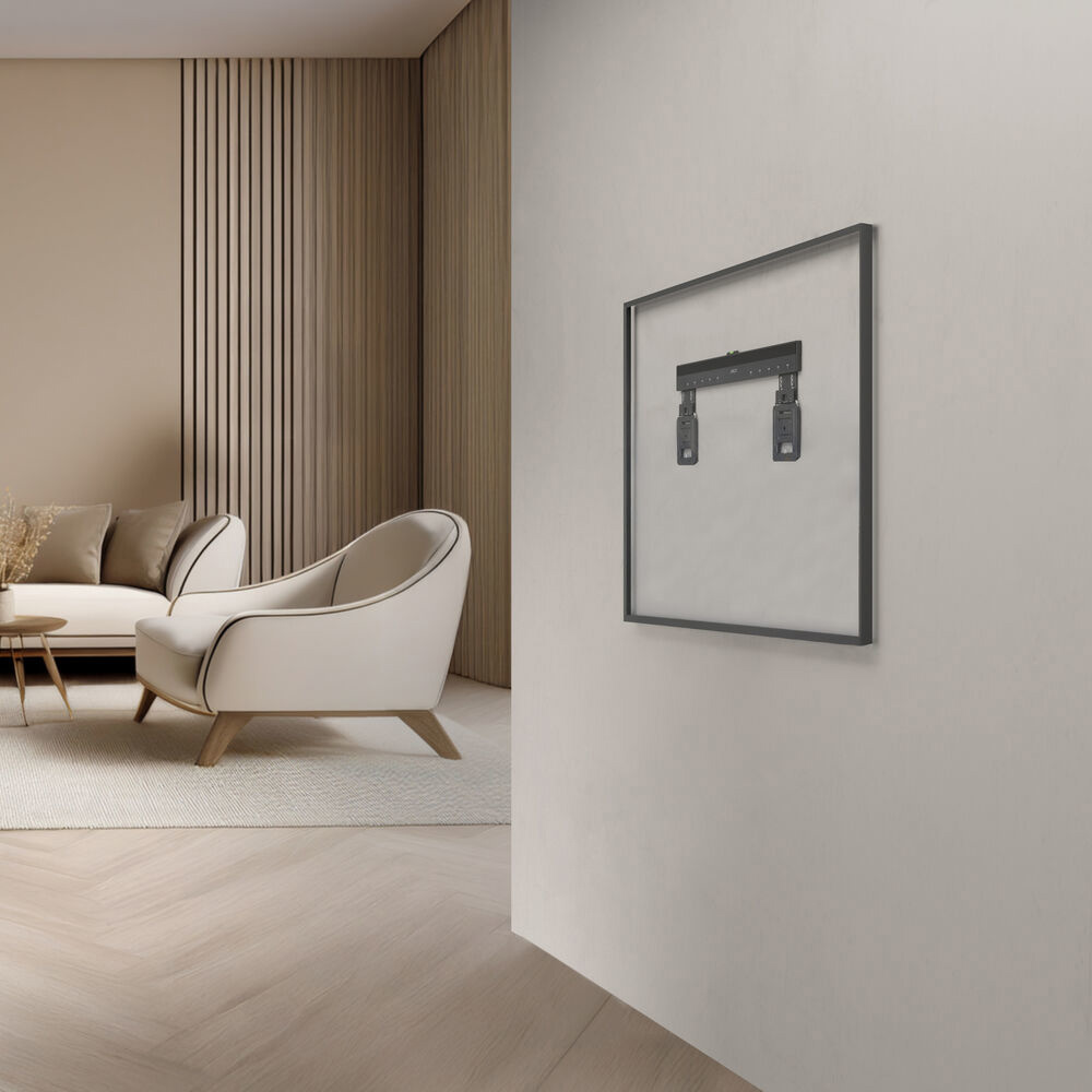 Modernes Wohnzimmer mit gerahmter Wandhalterung an einer beigen Wand. Im Hintergrund ein weißer Sessel und Sofa.