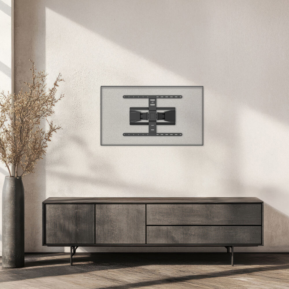 Eine TV-Halterung an einer Wand. Darunter ein Holzschrank. Links eine Vase mit getrockneten Pflanzen.