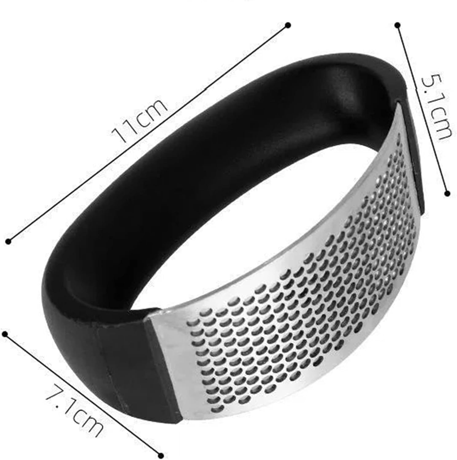 Eine Knoblauchpresse. Es ist eine gebogene Metallklinge mit kleinen Löchern. Sie hat einen schwarzen Griff. Maße: 11 cm x 7,1 cm x 5,1 cm.